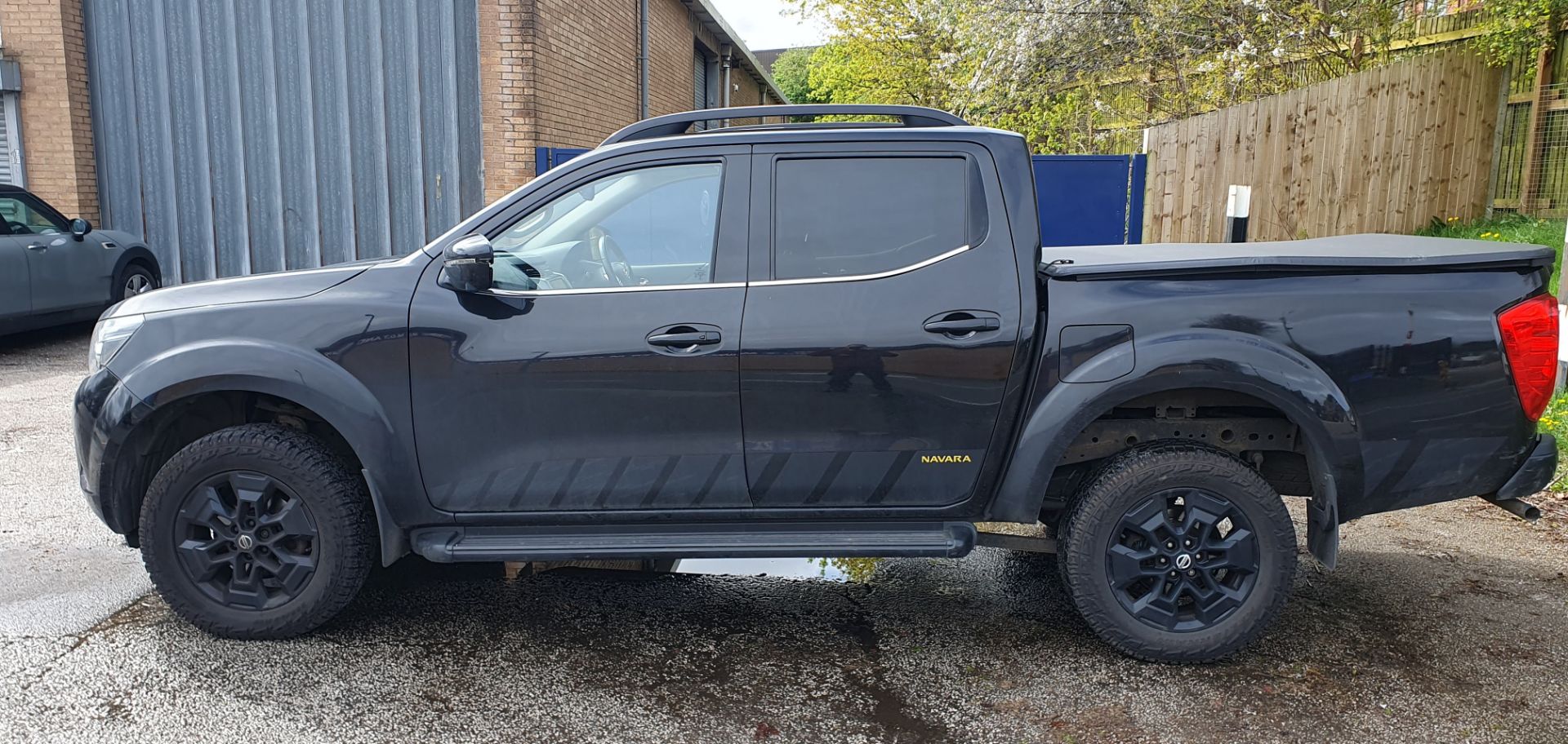 Nissan Navara N-guard DCI Auto | YB69 ZSW | Black | Automatic | 29,409 Miles | VAT APPLICABLE - Image 8 of 25