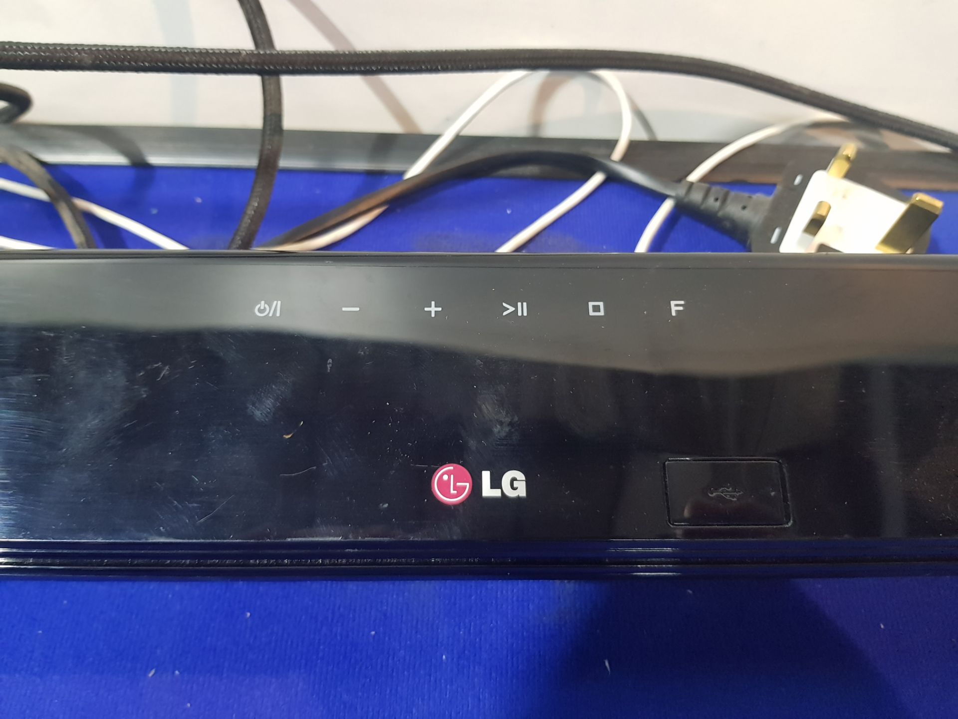 LG 300W 21 Channel Wireless Speaker Bar With Bluetooth - Image 3 of 6