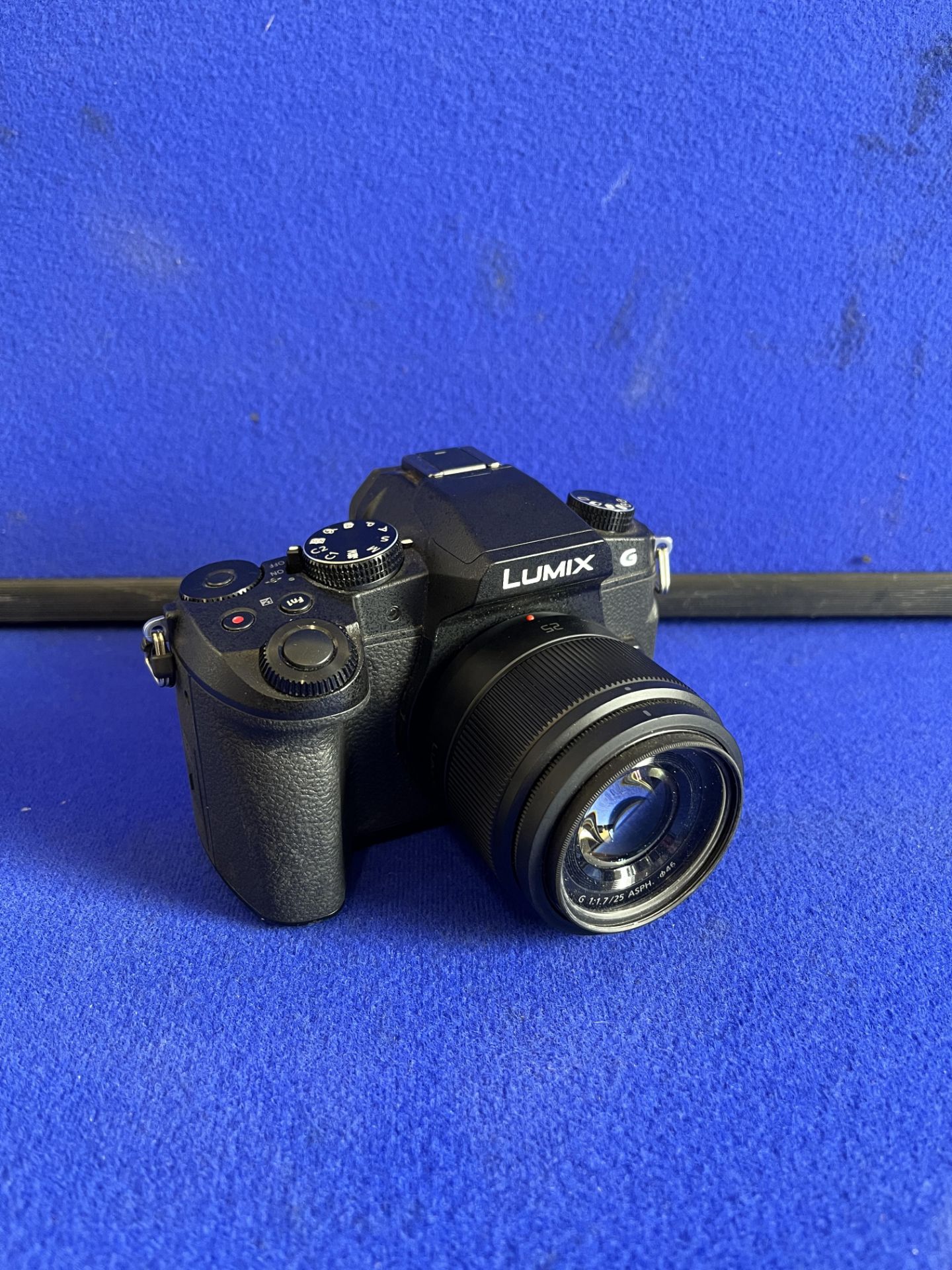 Panasonic Lumix G80 Mirrorless Camera with 46mm Lens and Battery Charger - Image 2 of 5