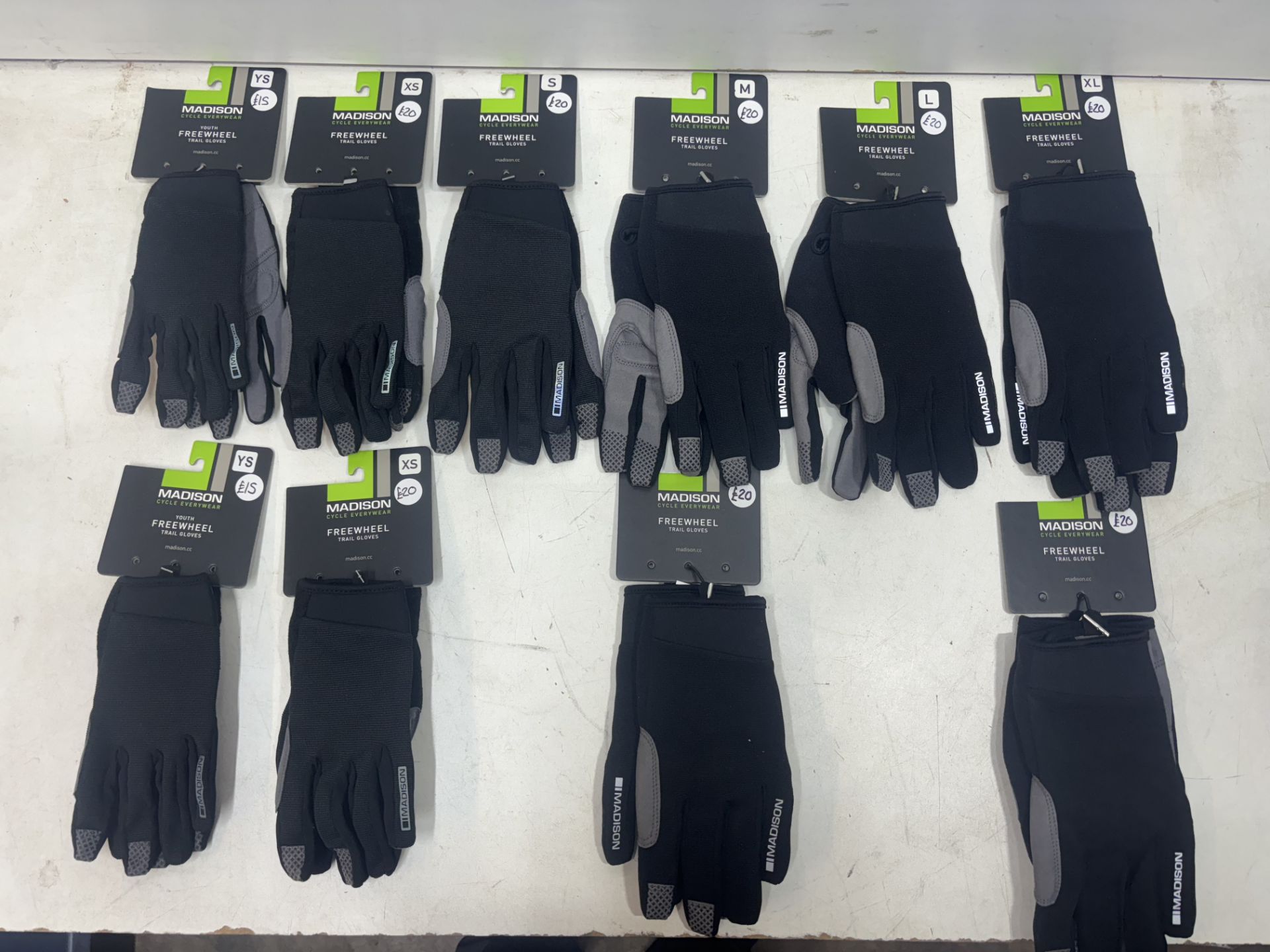 10 x Pairs Of Various Sized Madison Freewheel Trail Gloves - Image 4 of 4