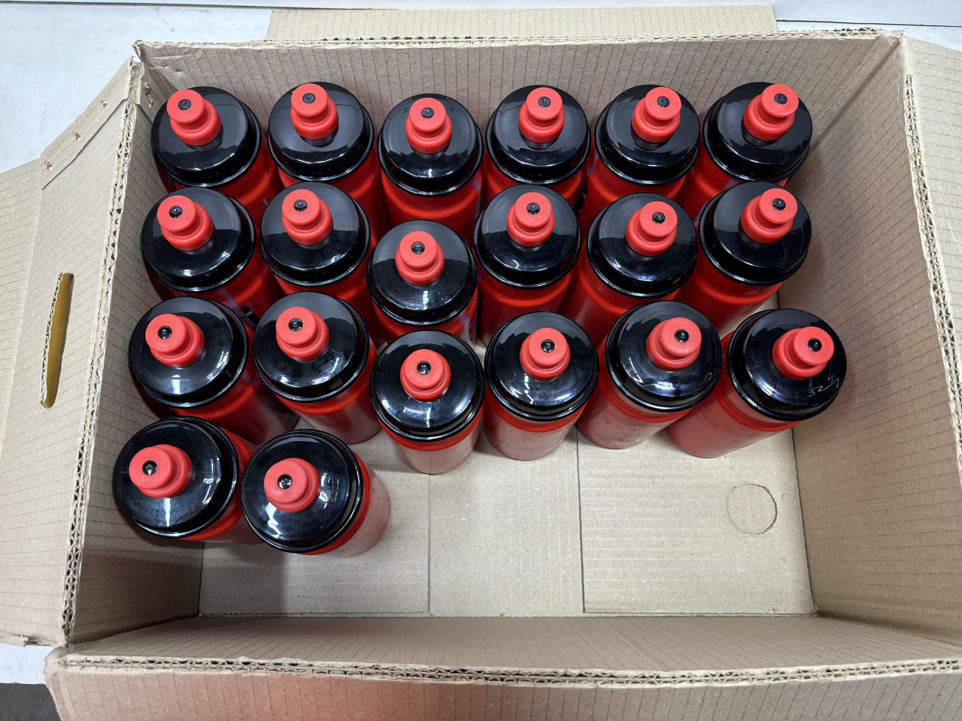 20 x Elite Jet Water Bottles - 550ml, Red - Image 3 of 3