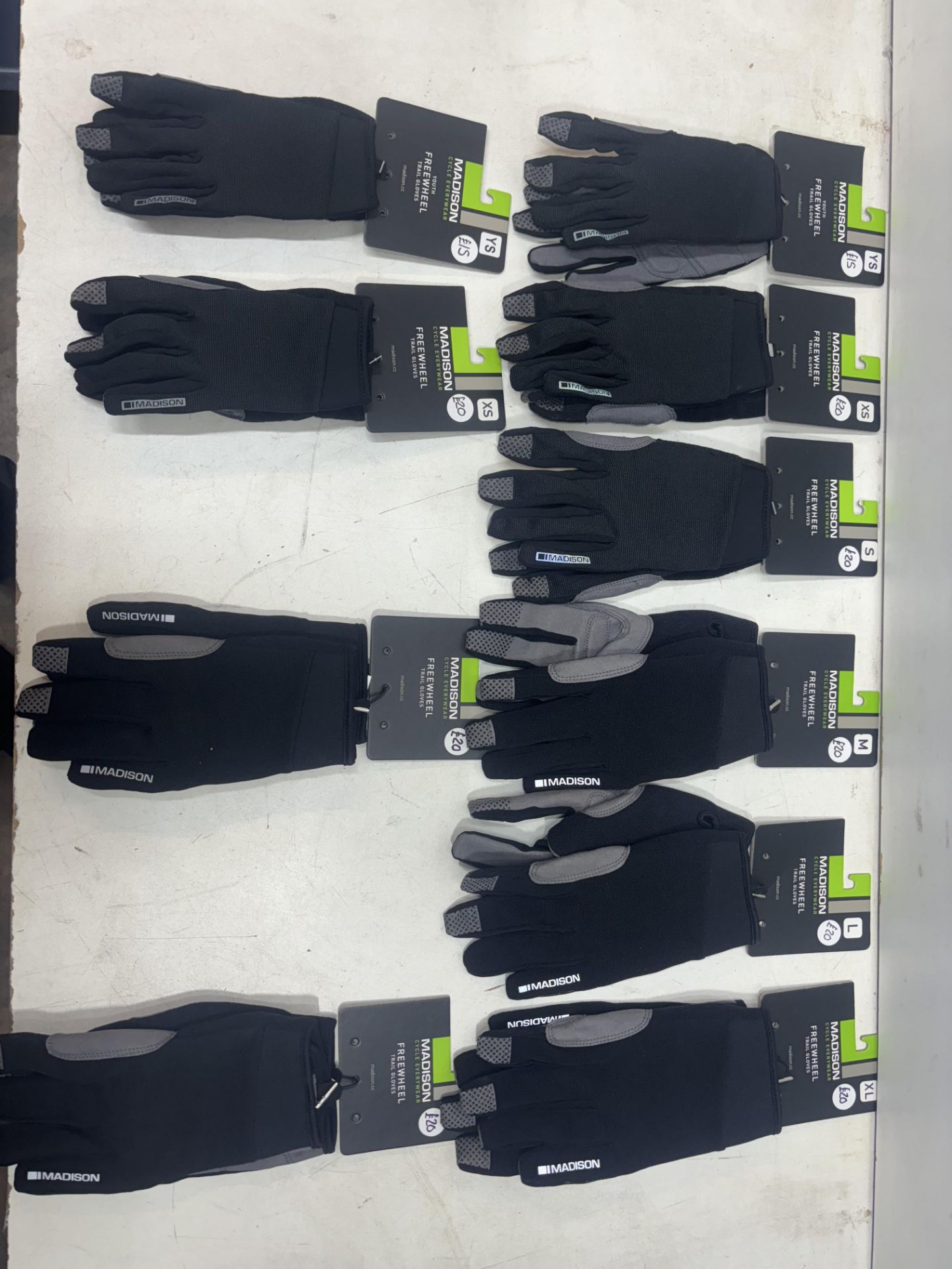 10 x Pairs Of Various Sized Madison Freewheel Trail Gloves - Image 3 of 4