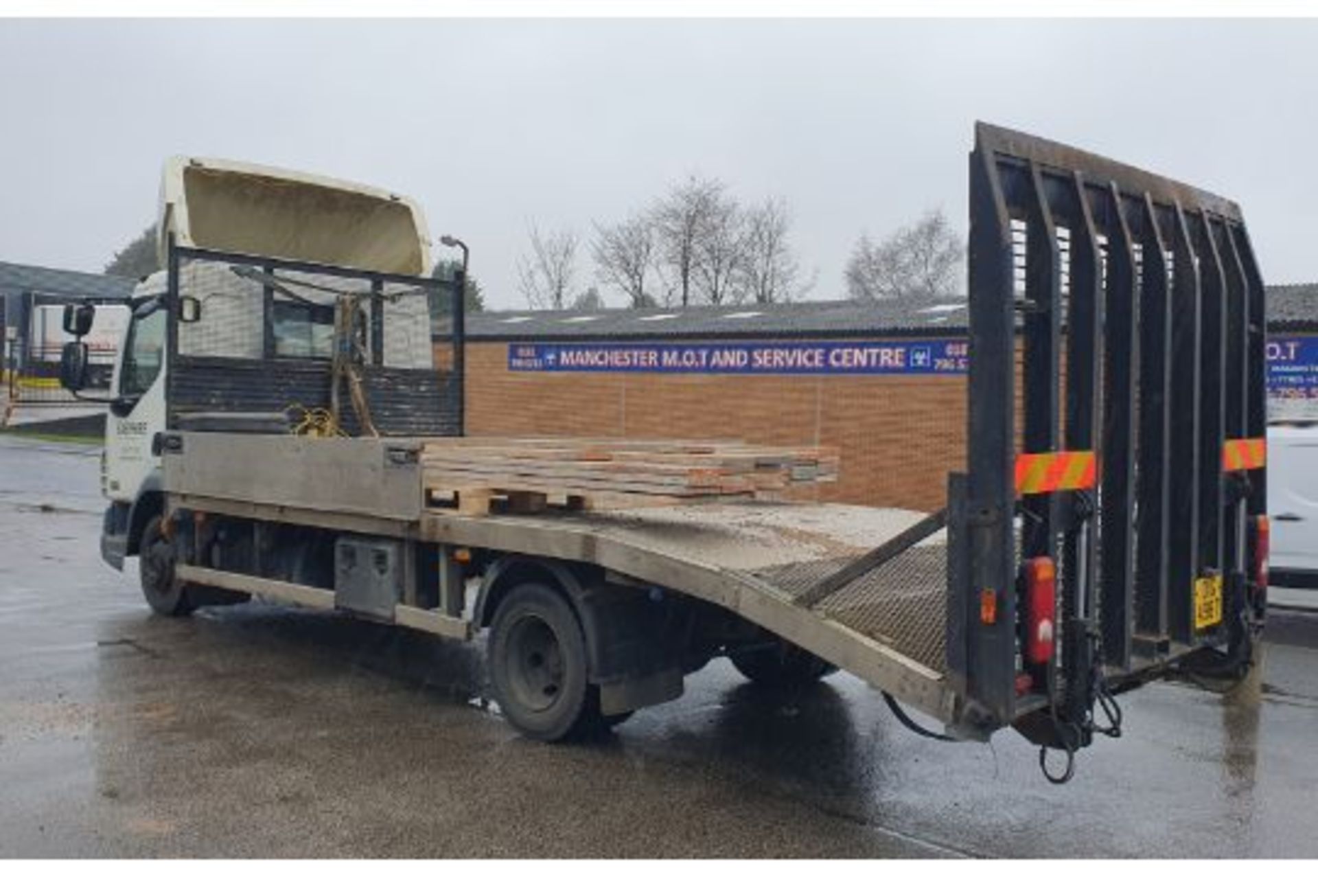 DAF LF 45.160 Flatbed Lorry w/ Loading Ramp & Electric Winch | DIG 4987 | 494,328km | *Non Runner* - Image 6 of 22