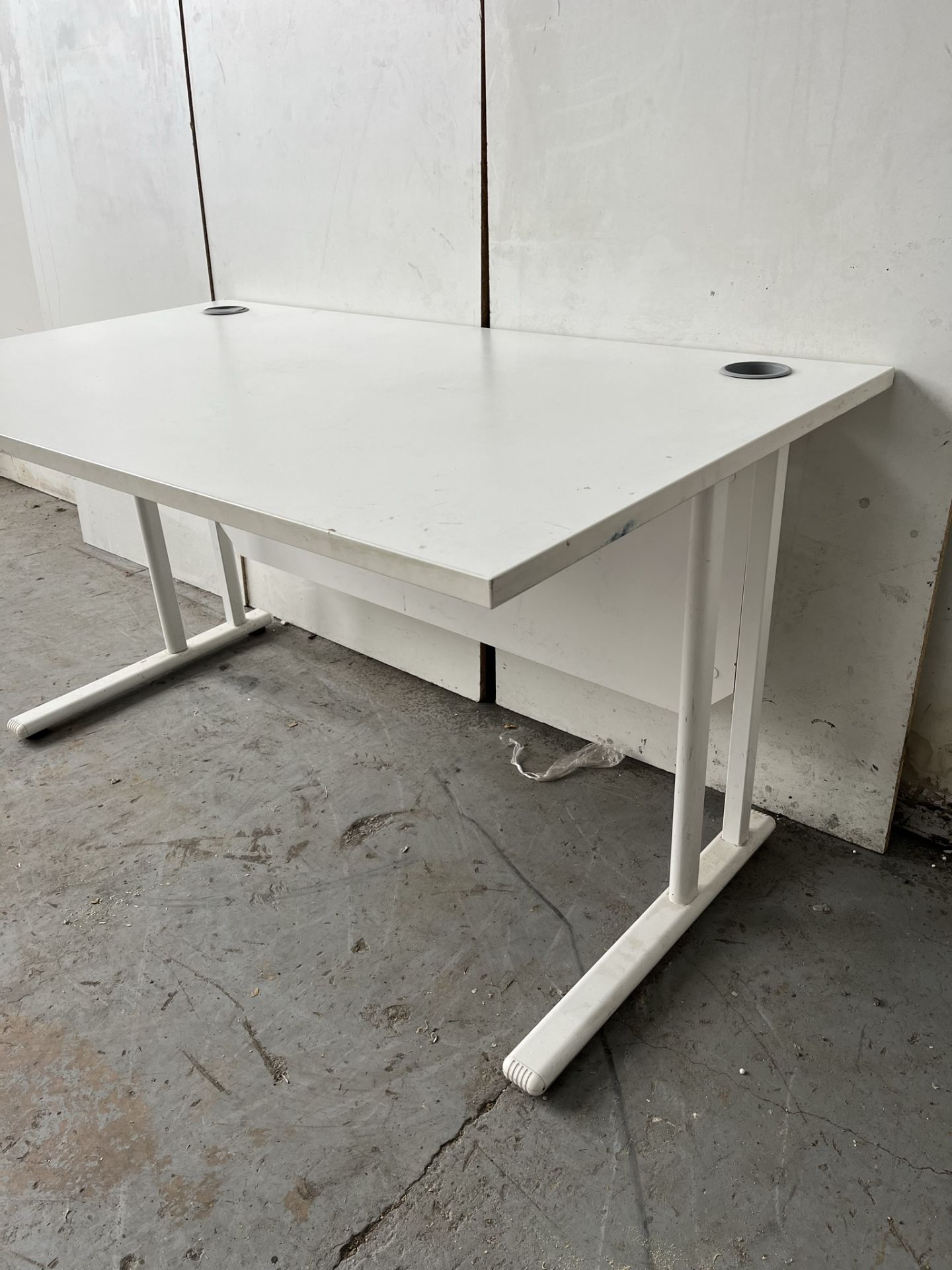 Unbranded White Office Desk - Image 2 of 4
