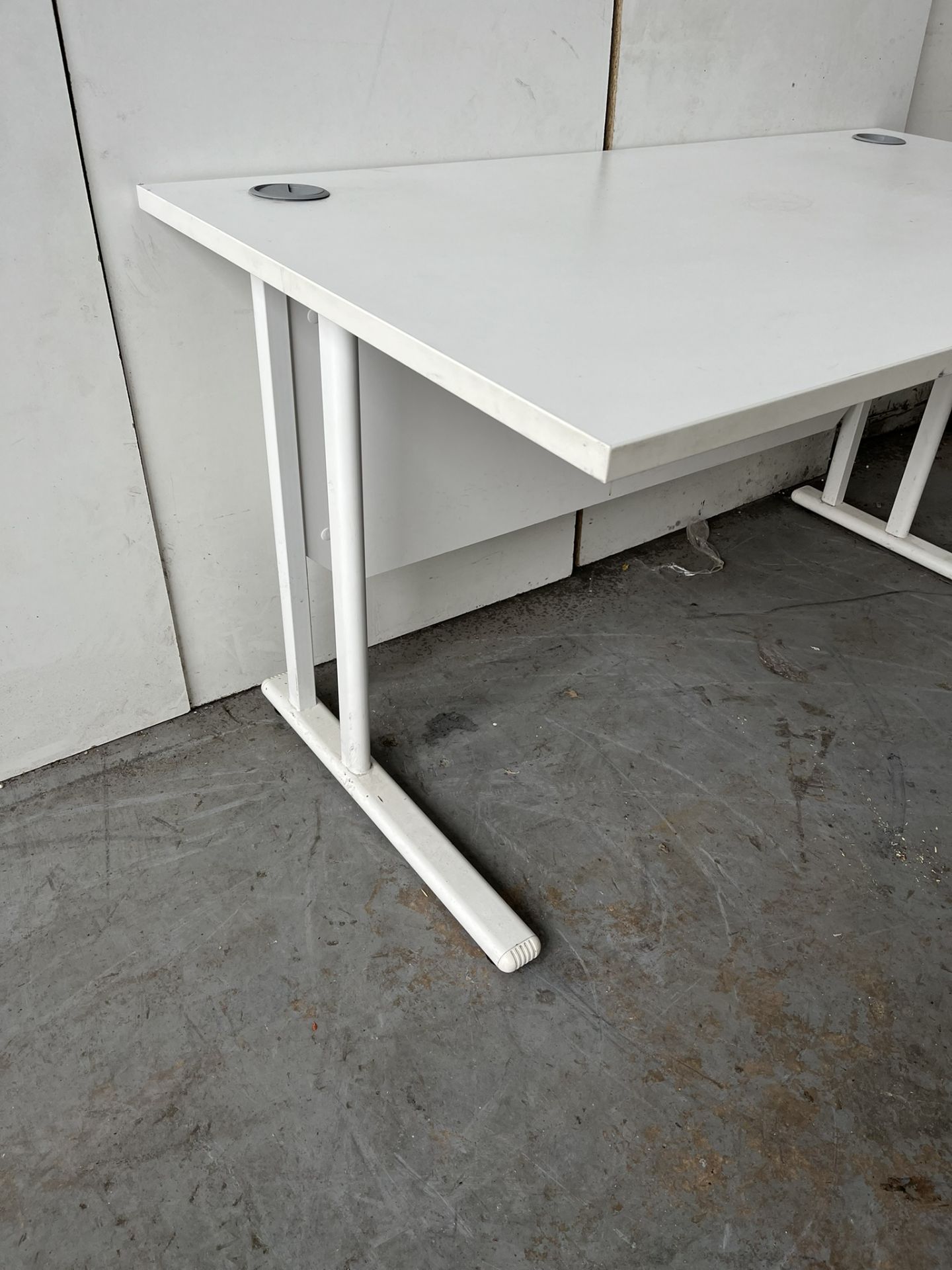 Unbranded White Office Desk - Image 3 of 4