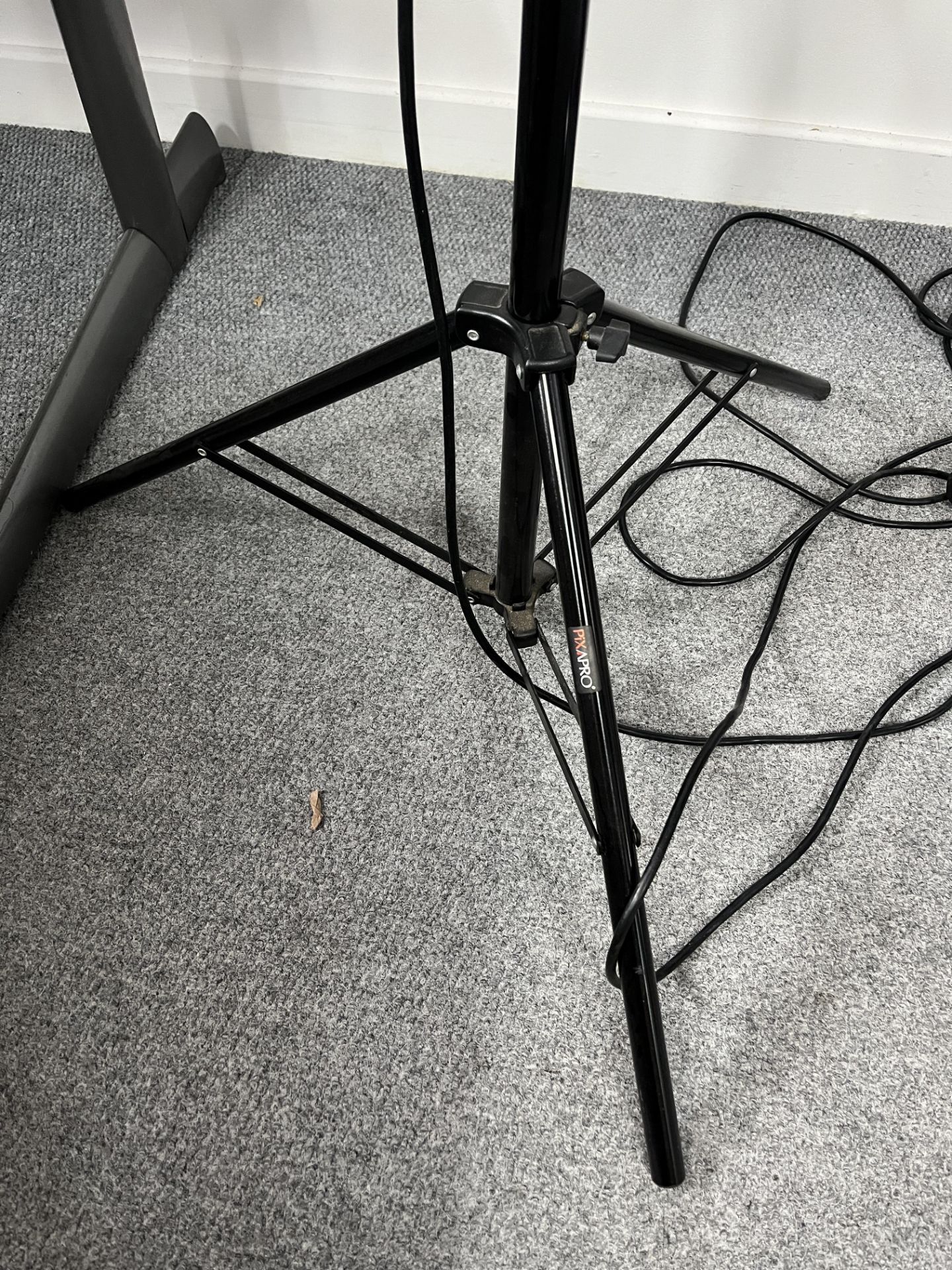 2 x 9 Bulb flash and interfit cover on Pixar Pro tripod - Image 4 of 6