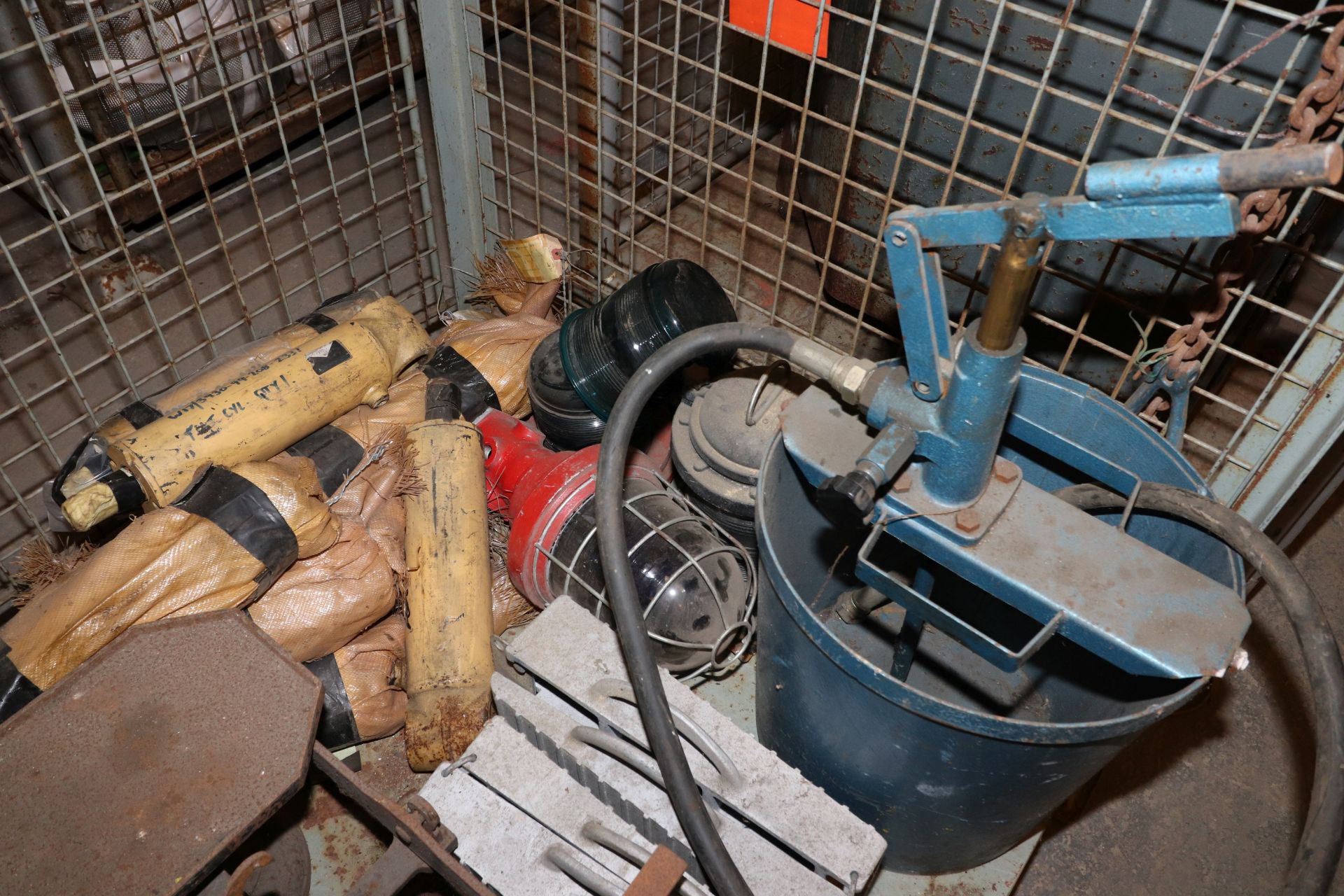 Quantity of Engineering tools as per Description & Photos - Image 6 of 7