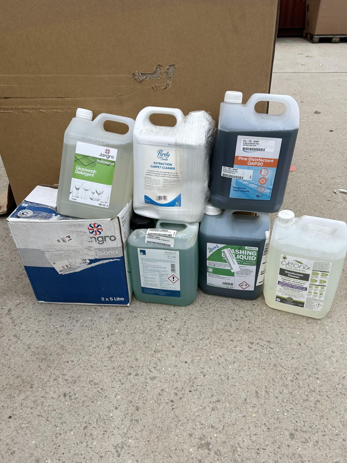 7x ASSORTED CLEANING CHEMICALS FOR CLEANER OR JANITORIAL SUPPLIES
