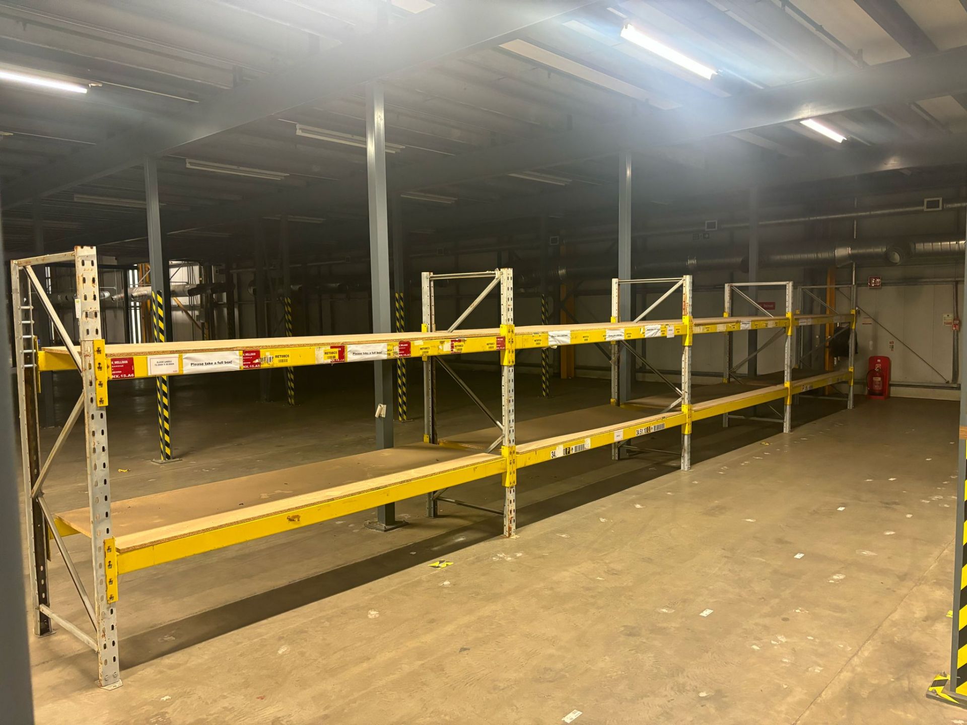 4 BAYS OF BOLTLESS METAL STEEL WAREHOUSE RACKING SHELVING UNITS - EACH BAY 285 x 90 CM