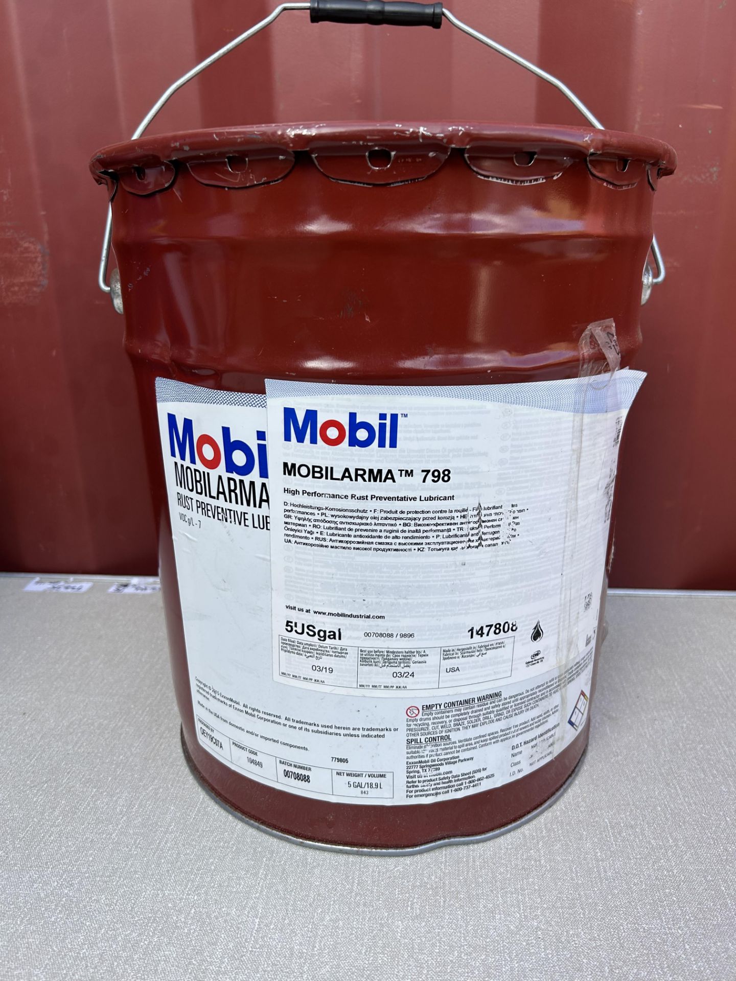 MOBIL MOBILARMA 798 WIRE ROPE OIL - HIGH PERFORMANCE RUST PREVENTATIVE LUBRICANT - 5 GALLON SEALED - Bild 2 aus 2