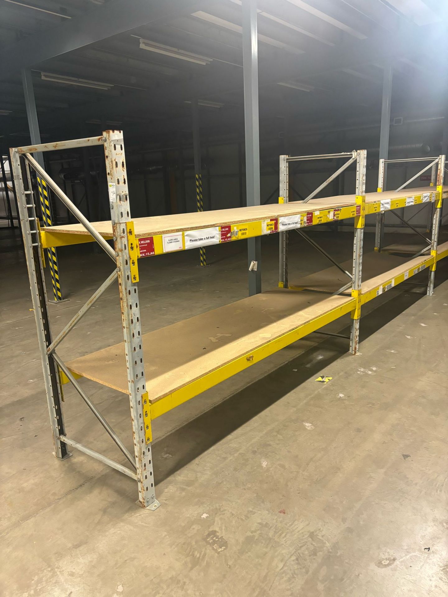 4 BAYS OF BOLTLESS METAL STEEL WAREHOUSE RACKING SHELVING UNITS - EACH BAY 285 x 90 CM - Image 2 of 3