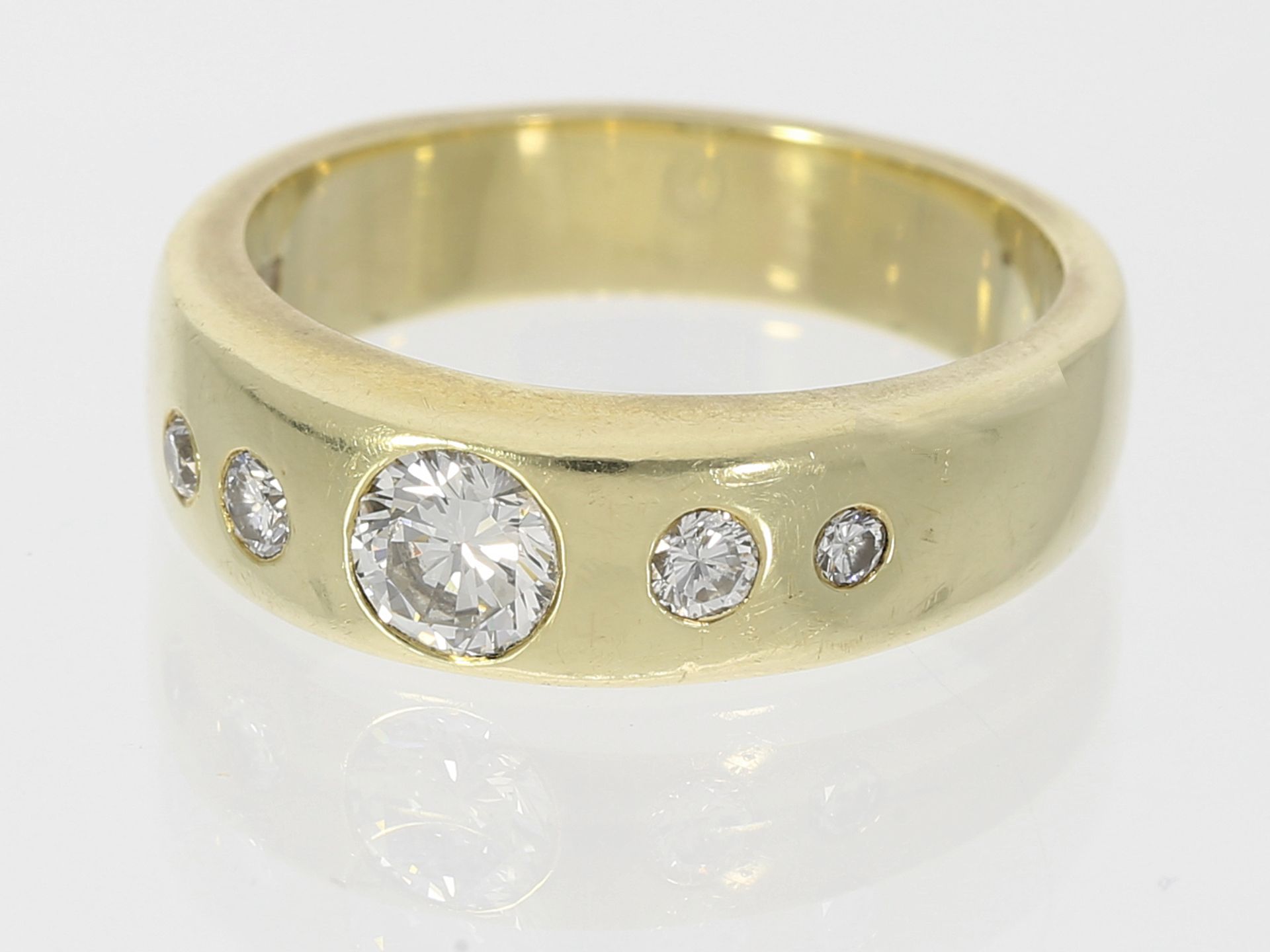 Ring: massiver Brillant-Goldschmiedering, ca. 0,61ct Brillanten - Image 2 of 2