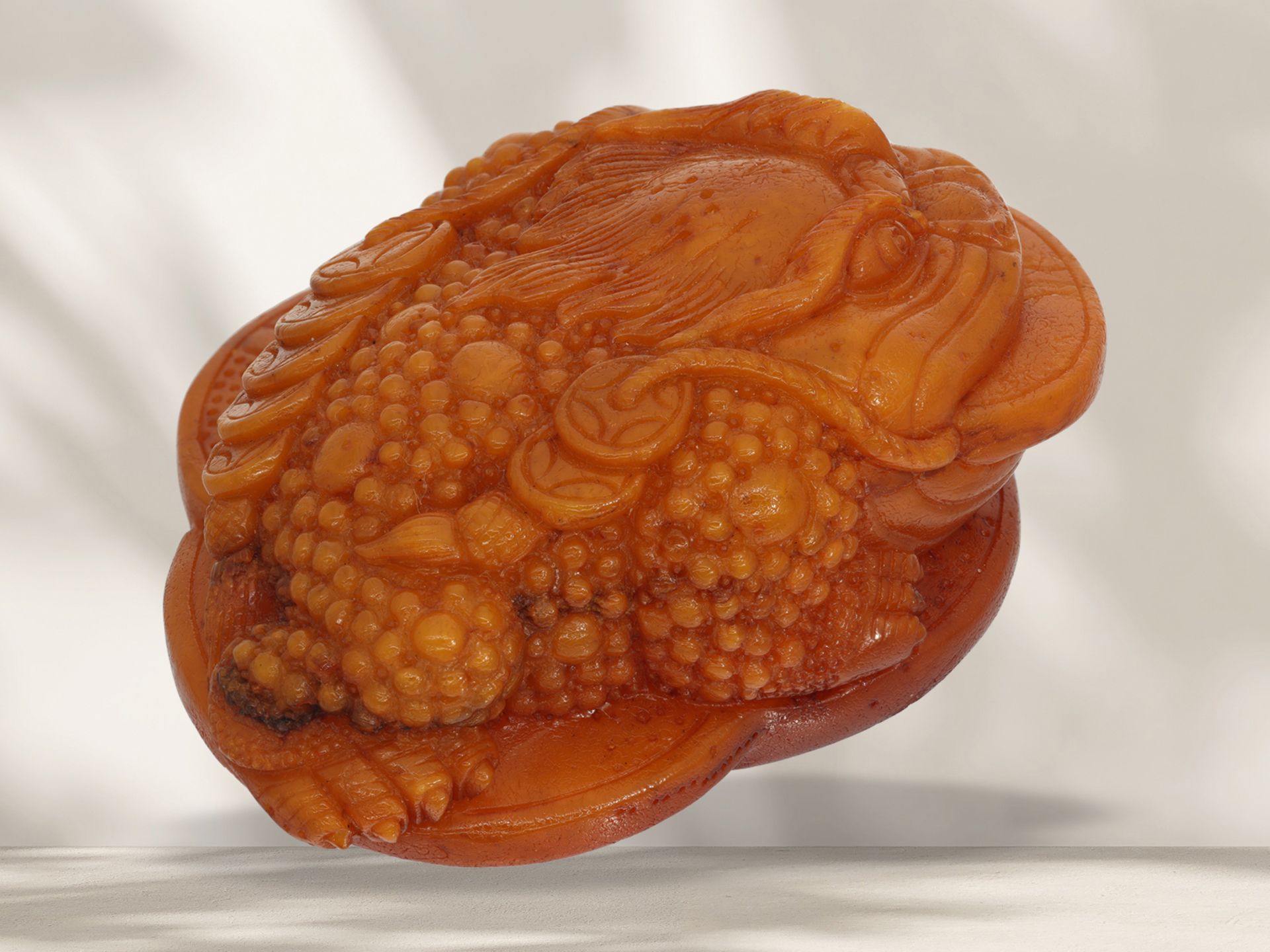 Figure/carving: Asian teak/amber carving, "Money frog/Feng Shui" motif - Image 3 of 4