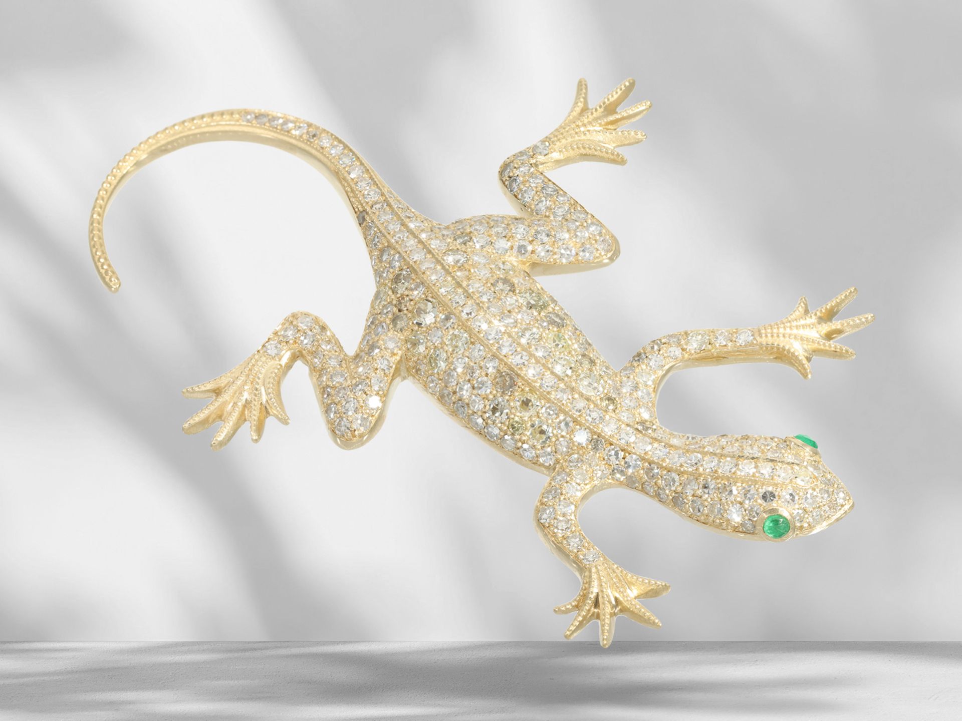 Designer brooch with emerald and diamond setting "Salamander" motif, approx. 5ct, Russian gold punch - Image 3 of 4