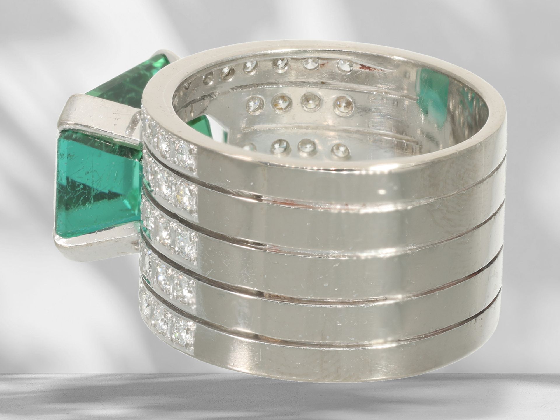 Ring: Moderner, hochwertiger Turmalin/Brillant-Goldschmiedering aus 18K Weißgold, Marke Schott - Bild 5 aus 5