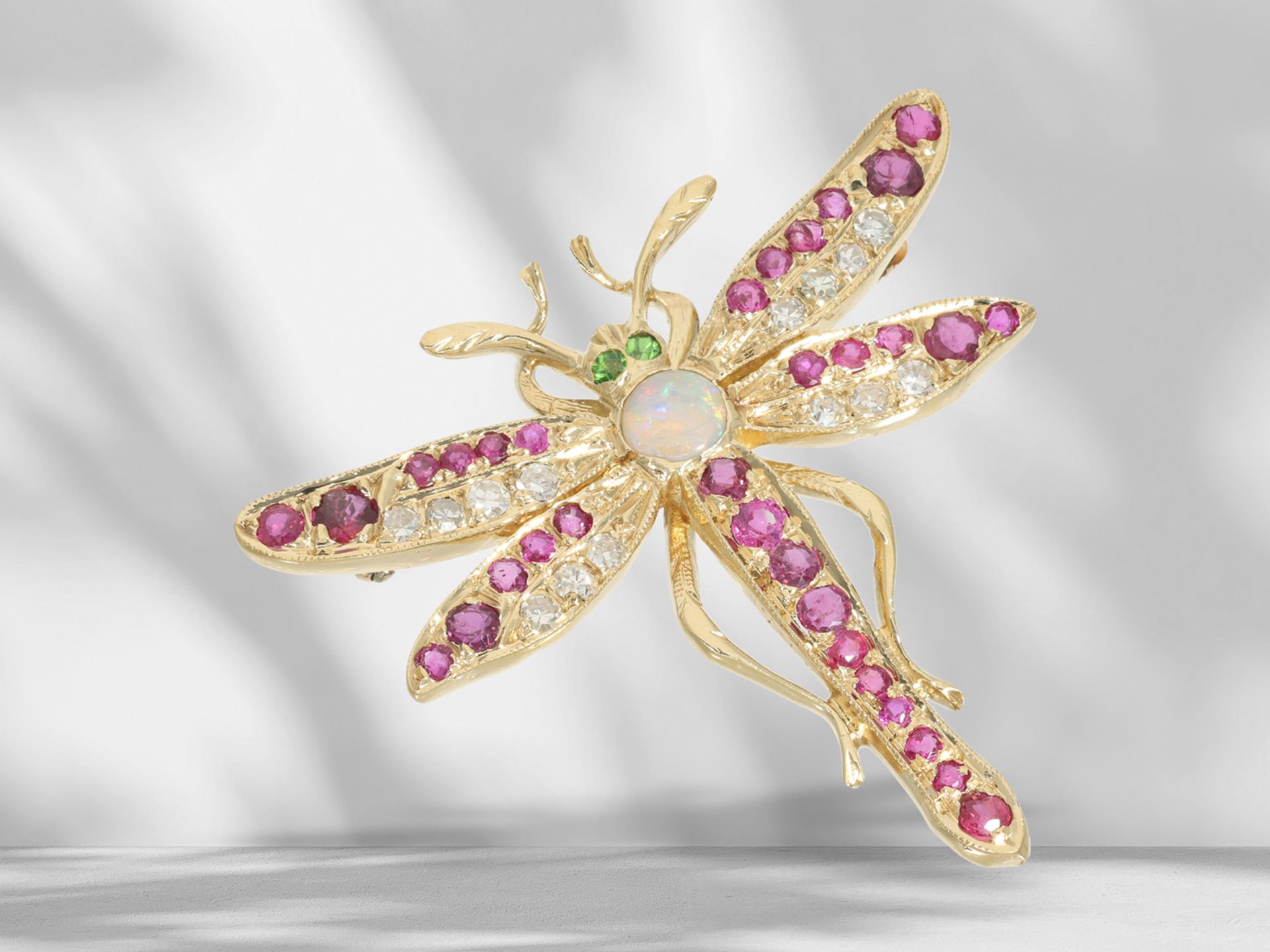 Brosche: ausgefallene, goldene vintage Brosche mit Farbsteinen und Diamanten besetzt, "Libelle"