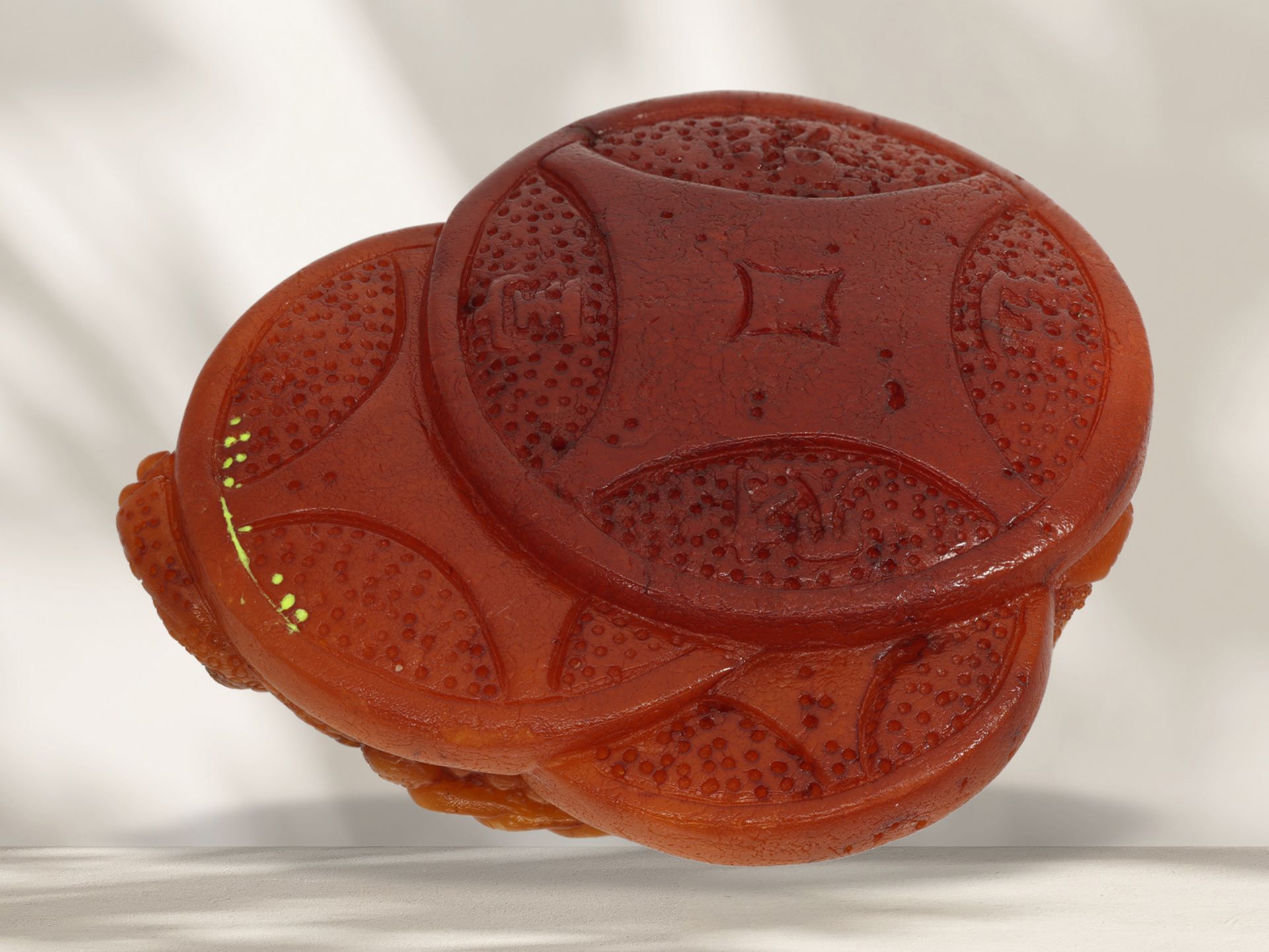 Figure/carving: Asian teak/amber carving, "Money frog/Feng Shui" motif - Image 4 of 4