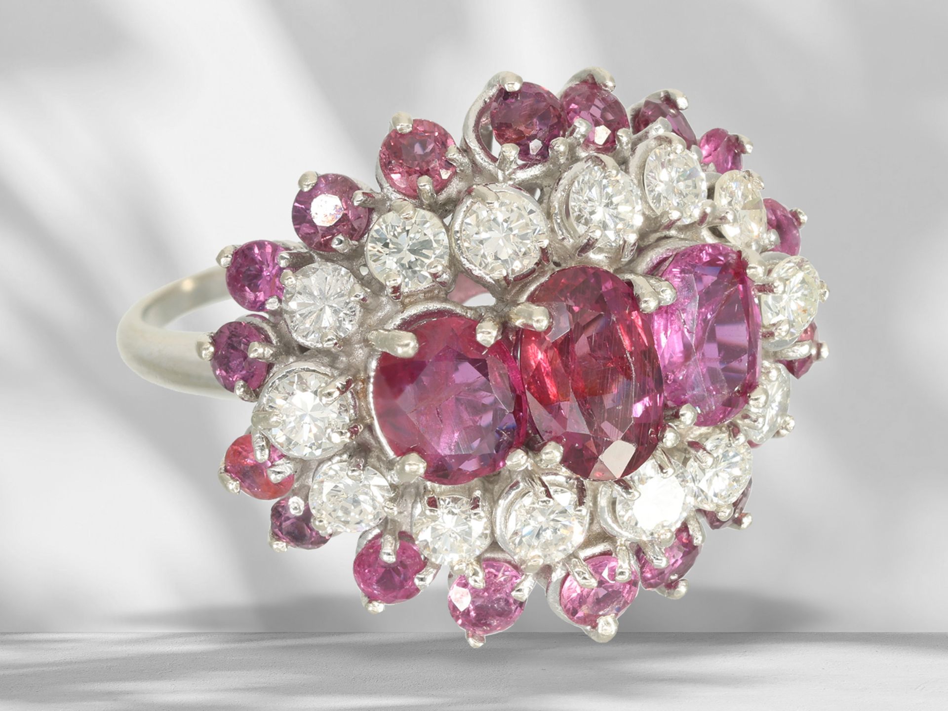 Ring: dekorativer und hochwertiger vintage Rubin/Brillant-Goldschmiedering, ca. 4,43ct - Bild 3 aus 5
