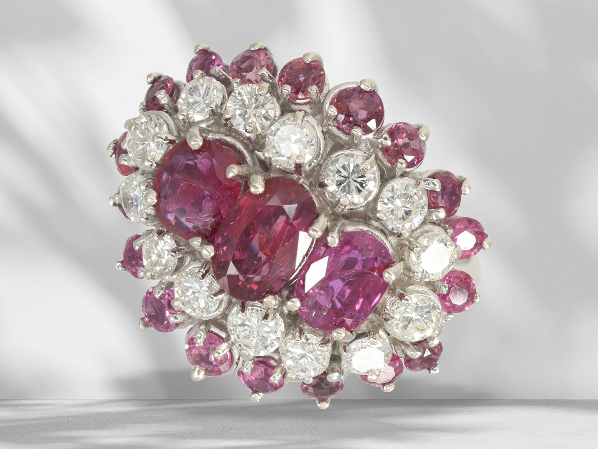 Ring: dekorativer und hochwertiger vintage Rubin/Brillant-Goldschmiedering, ca. 4,43ct
