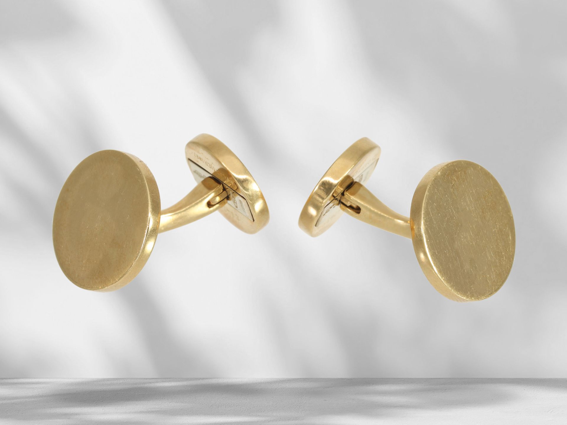 Very high quality and handcrafted cufflinks, signed Cartier 1997, with certificate, 18K gold