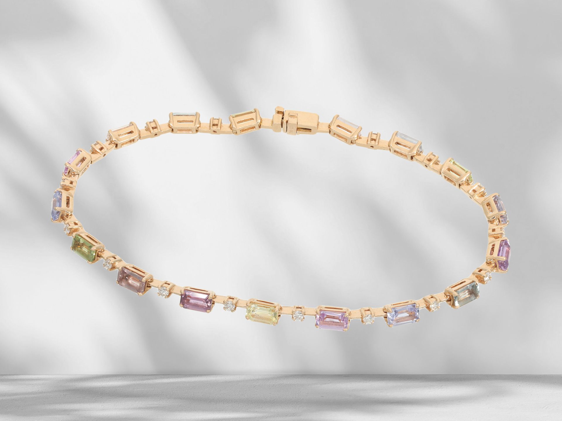 Feines, farbenfrohes Multicolor Saphir/Brillant-Goldschmiede-Armband aus 18K Roségold, Wempe - Bild 2 aus 4