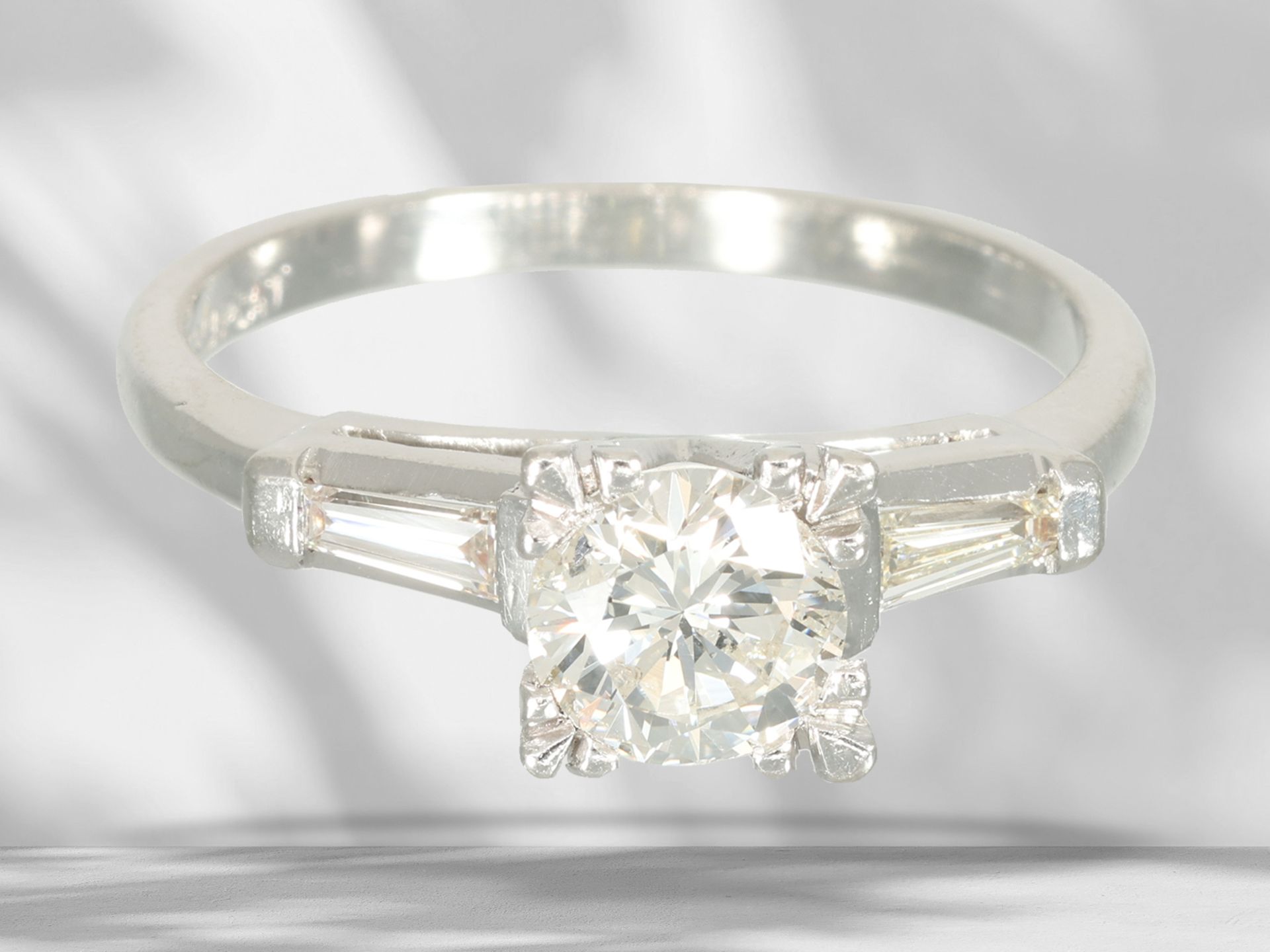 Ring: vintage Goldschmiedering aus Platin mit einen Brillanten von ca. 0,7ct sowie Trapez-Diamanten - Bild 3 aus 4