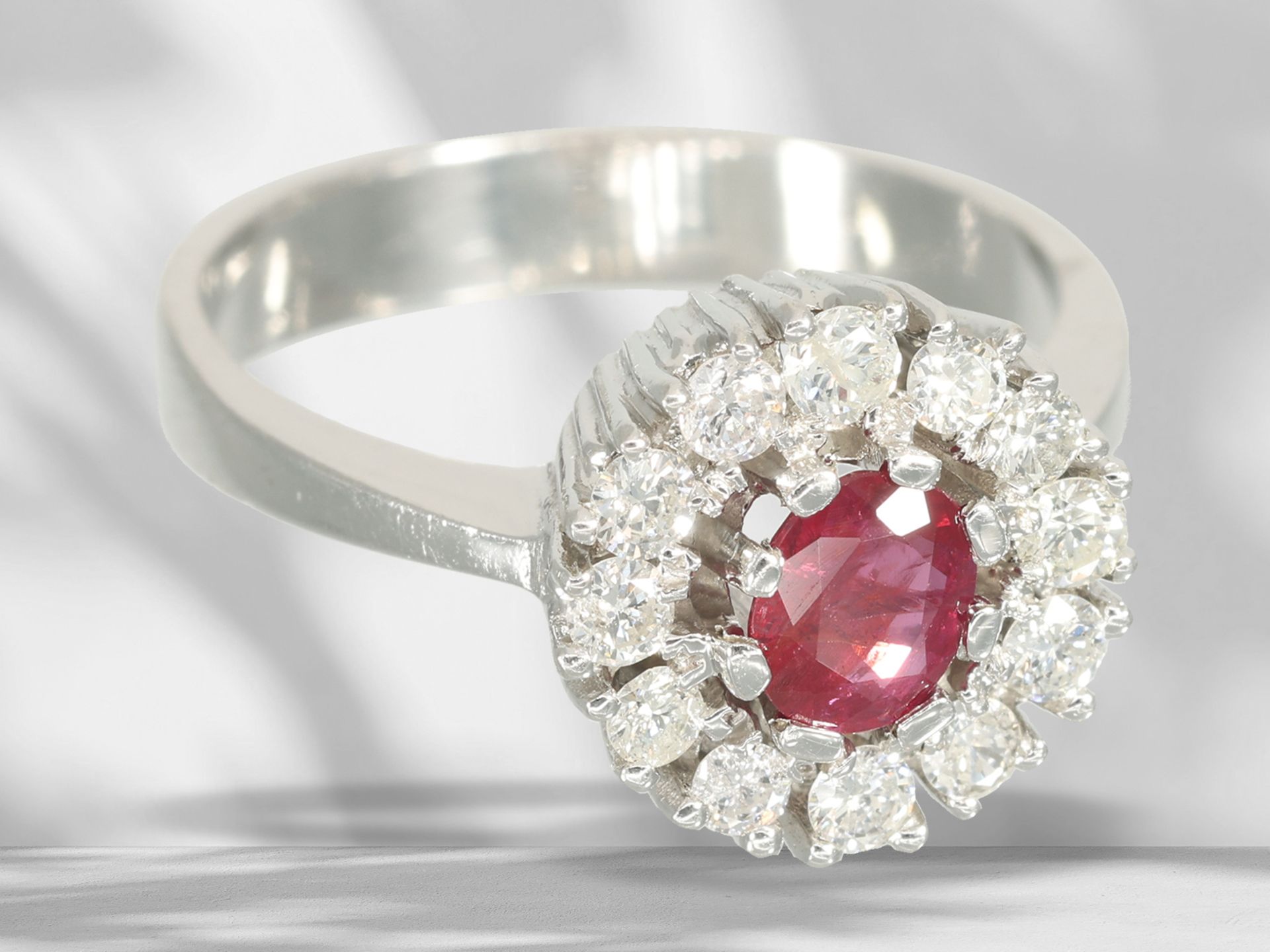 Ring: white gold vintage ruby/brilliant-cut diamond gold ring - Image 2 of 4