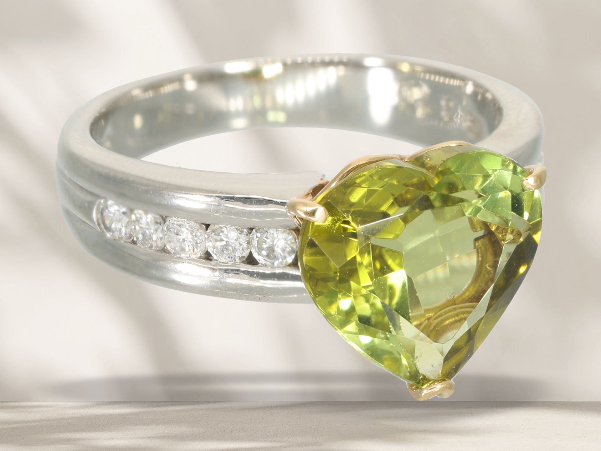 Ring: modern platinum ring with large green sphene (titanite) and brilliant-cut diamonds, like new - Image 2 of 6