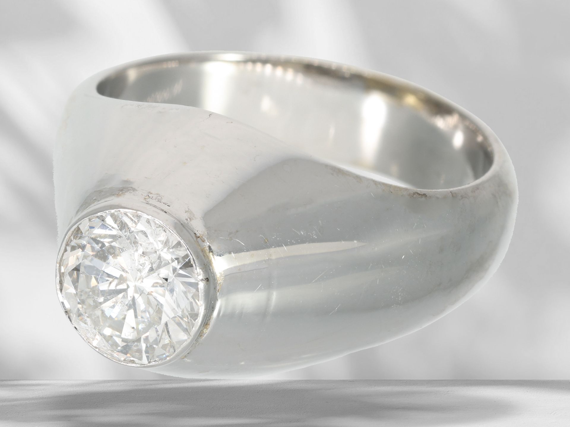 Very solidly crafted solitaire brilliant-cut diamond gold ring, brilliant-cut diamond of approx. 1.4