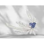 Brooch/pin: decorative vintage flower brooch in 18K white gold with sapphire and brilliant-cut diamo