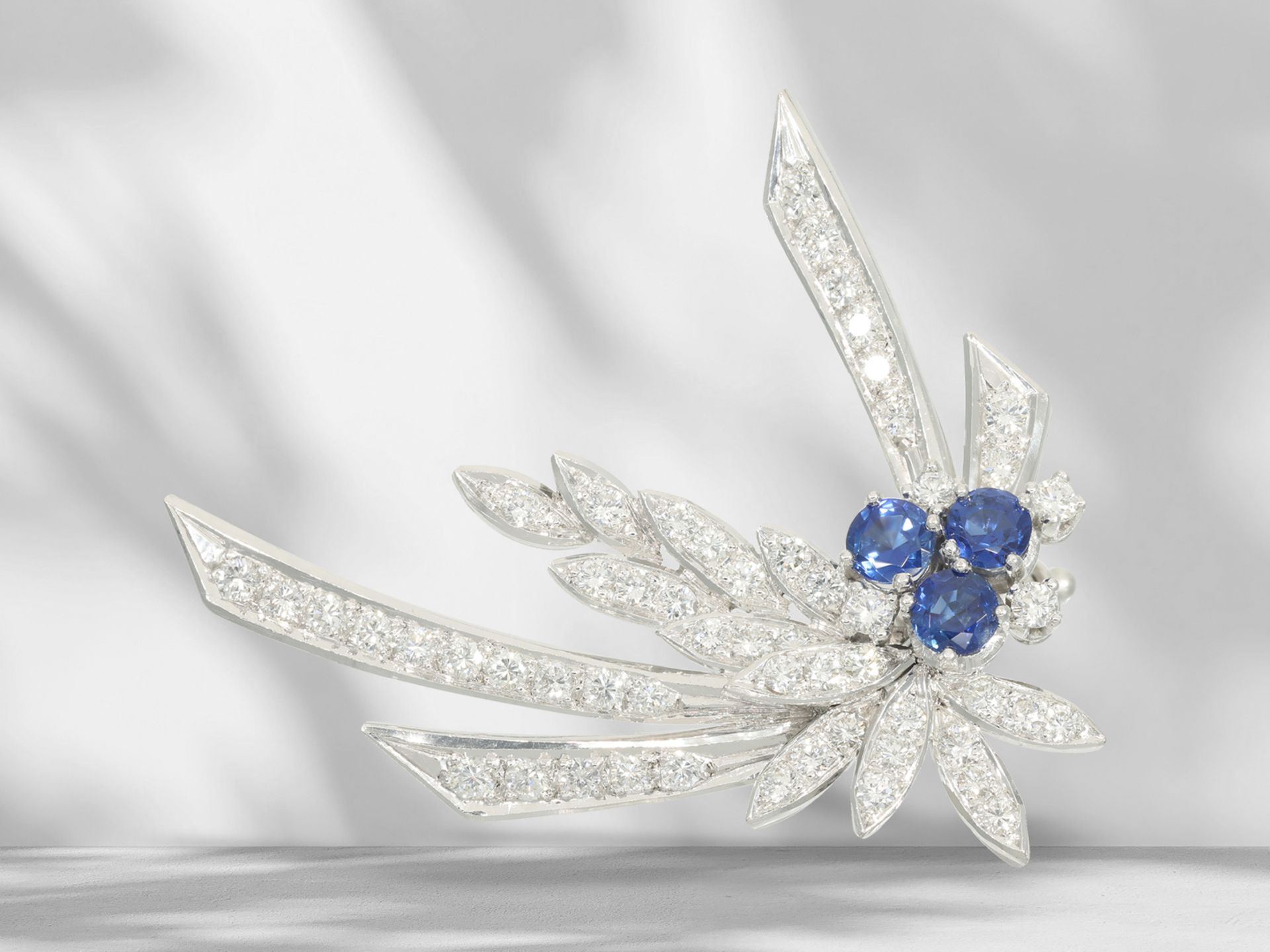 Brooch/pin: decorative vintage flower brooch in 18K white gold with sapphire and brilliant-cut diamo