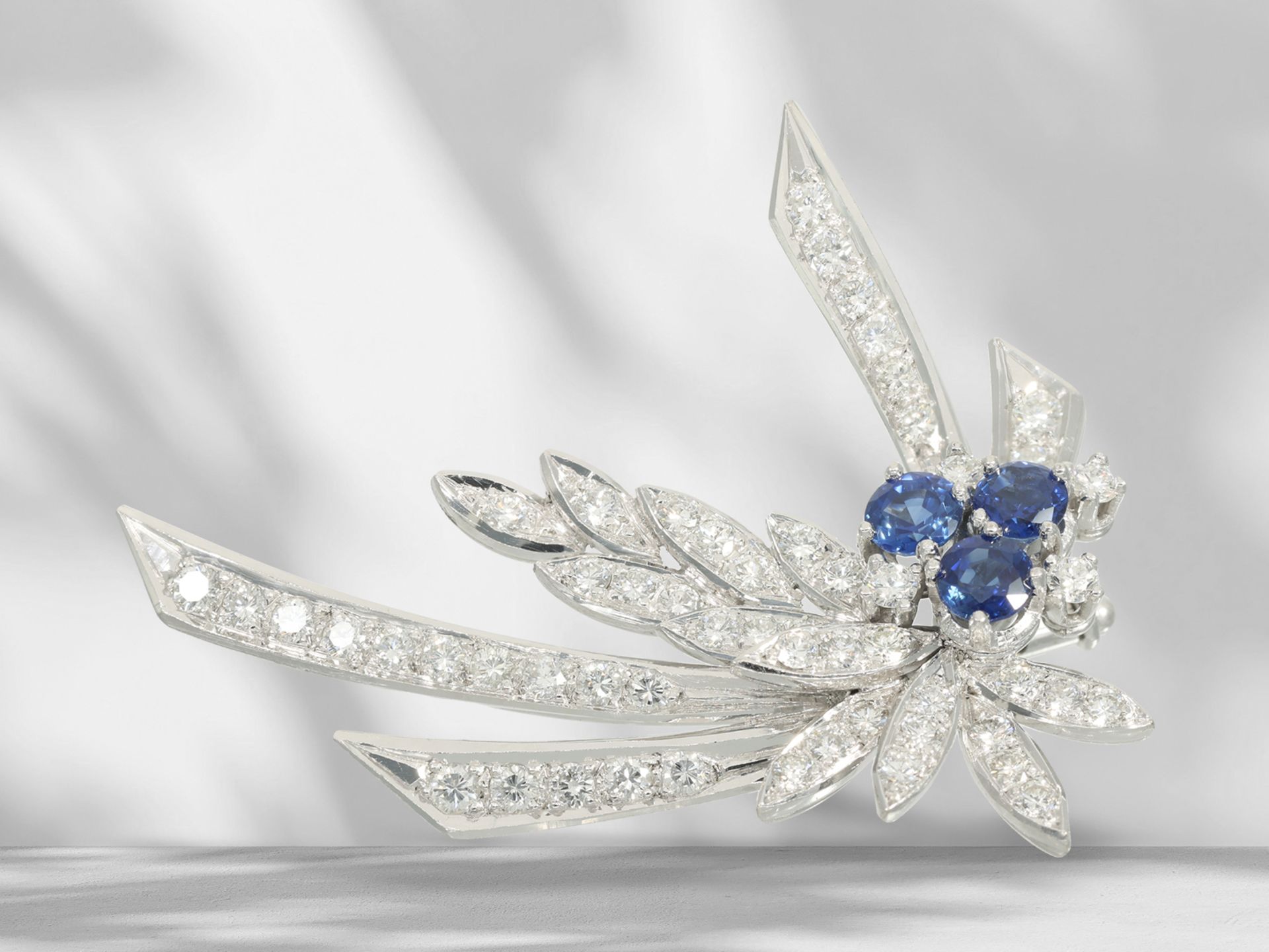 Brooch/pin: decorative vintage flower brooch in 18K white gold with sapphire and brilliant-cut diamo - Image 2 of 4