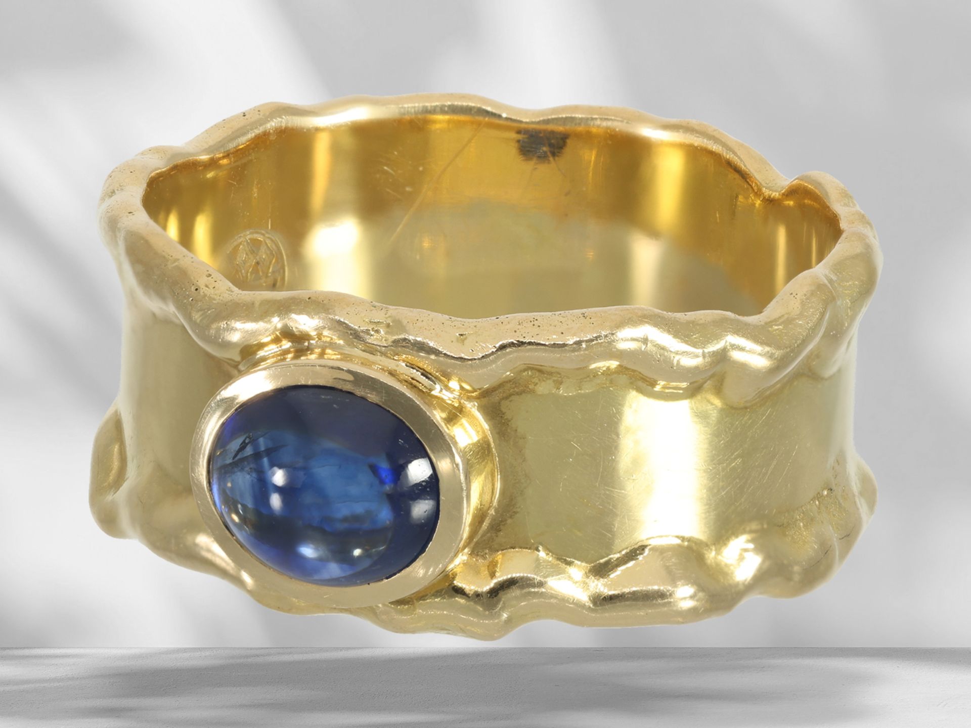 Ring: Individueller und interessanter Saphir-Goldschmiedering, Handarbeit aus 18K Gelbgold - Bild 3 aus 4