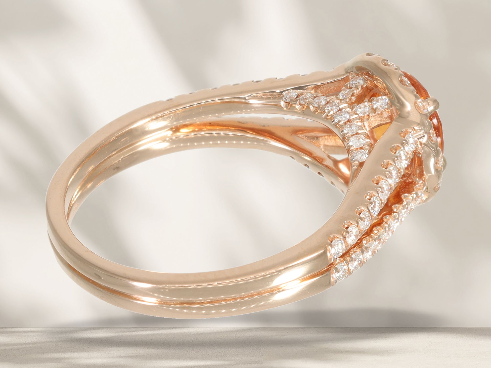 Ring: feiner Goldschmiedering mit schönem Mandarin-Granat und Brillanten, ungetragen, 18K Roségold - Bild 6 aus 6
