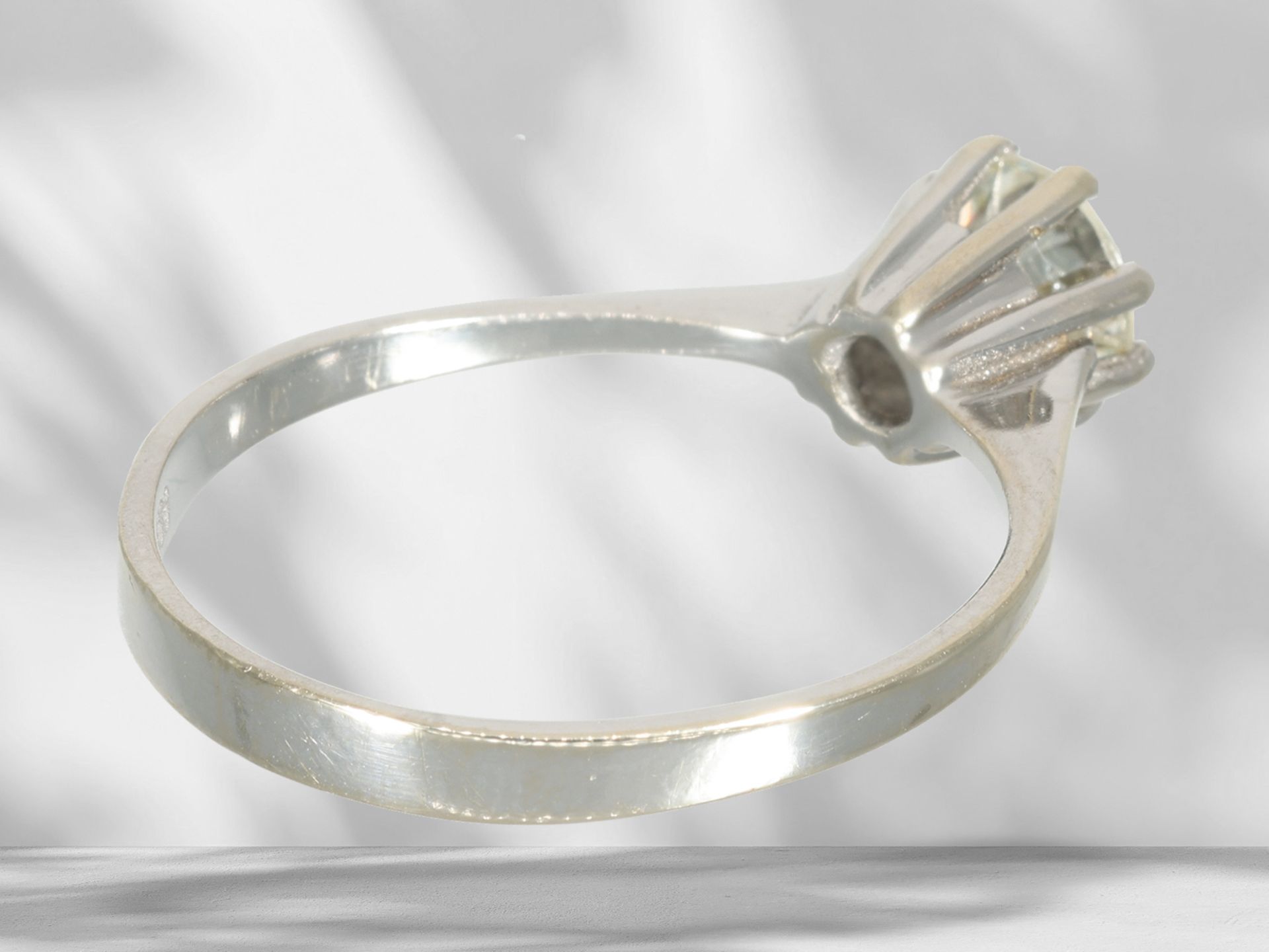 Ring: Weißgoldener Solitär/Brillantring, schöner Brillant von ca. 0,6ct - Bild 4 aus 4