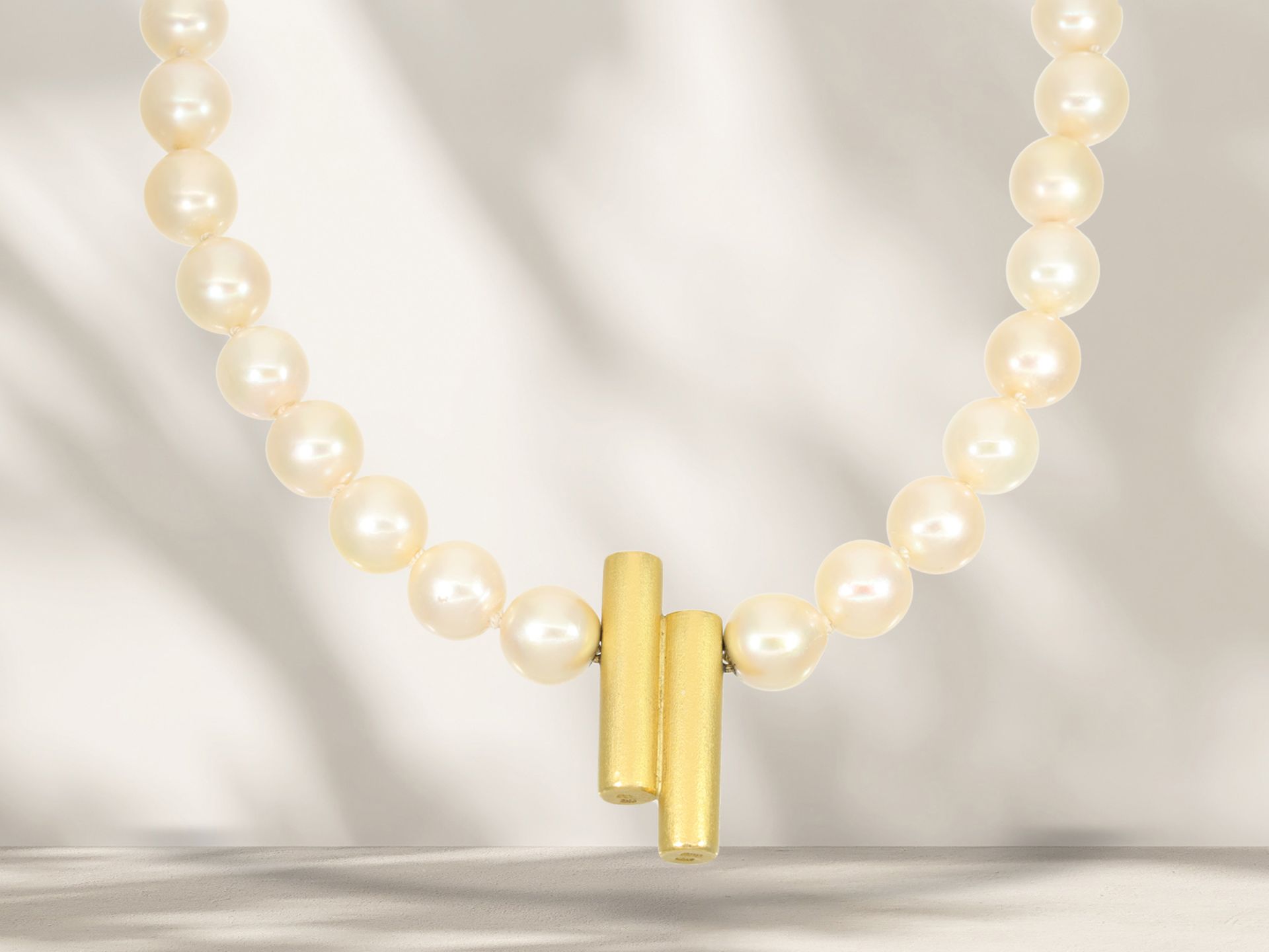 Chain/necklace: beautiful cultured pearl necklace with centrepiece in 900 gold, handwork
