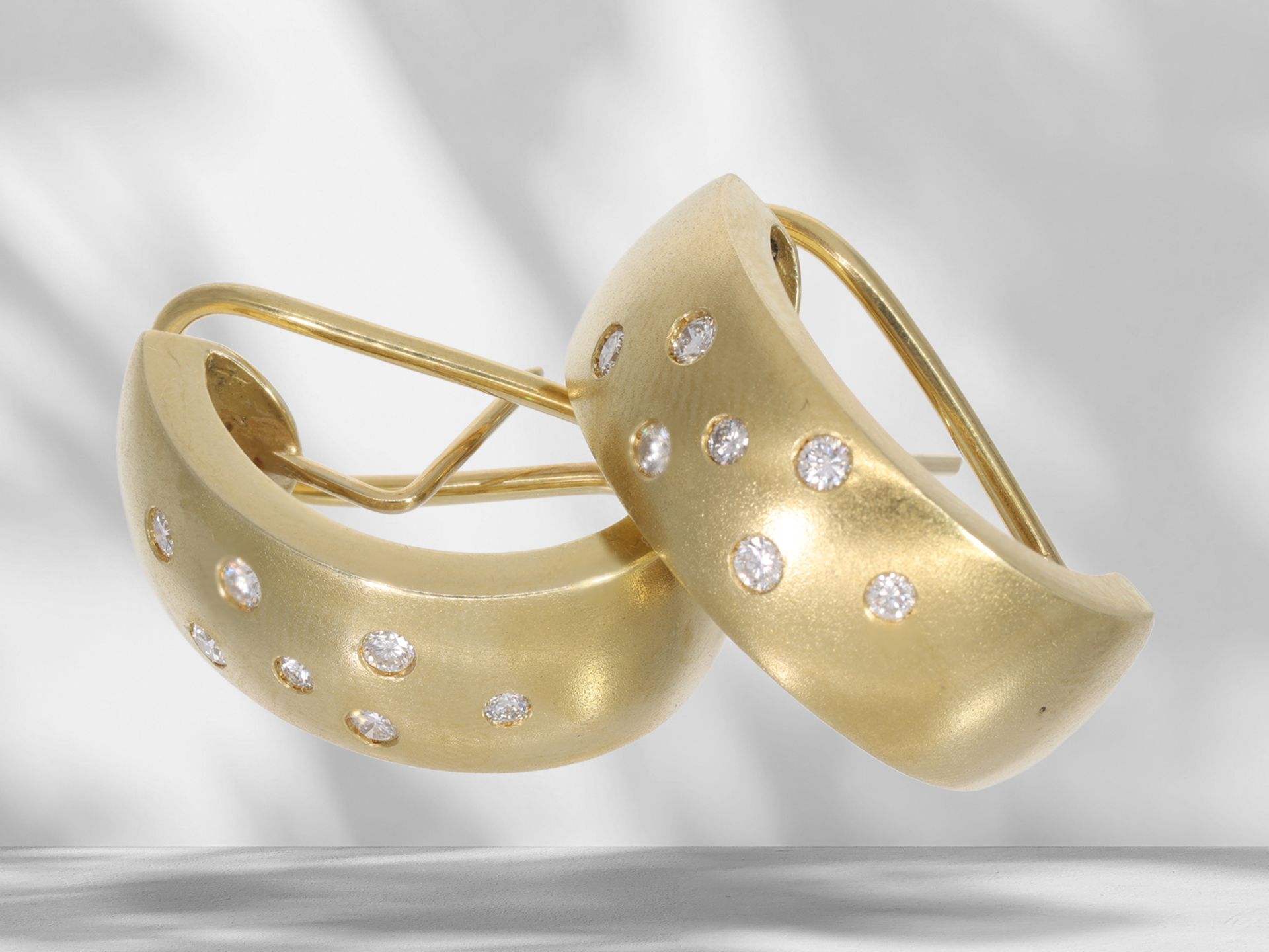 Earrings: gold, high-quality and handcrafted brilliant-cut diamond half hoops, approx. 0.5ct brillia - Image 3 of 5
