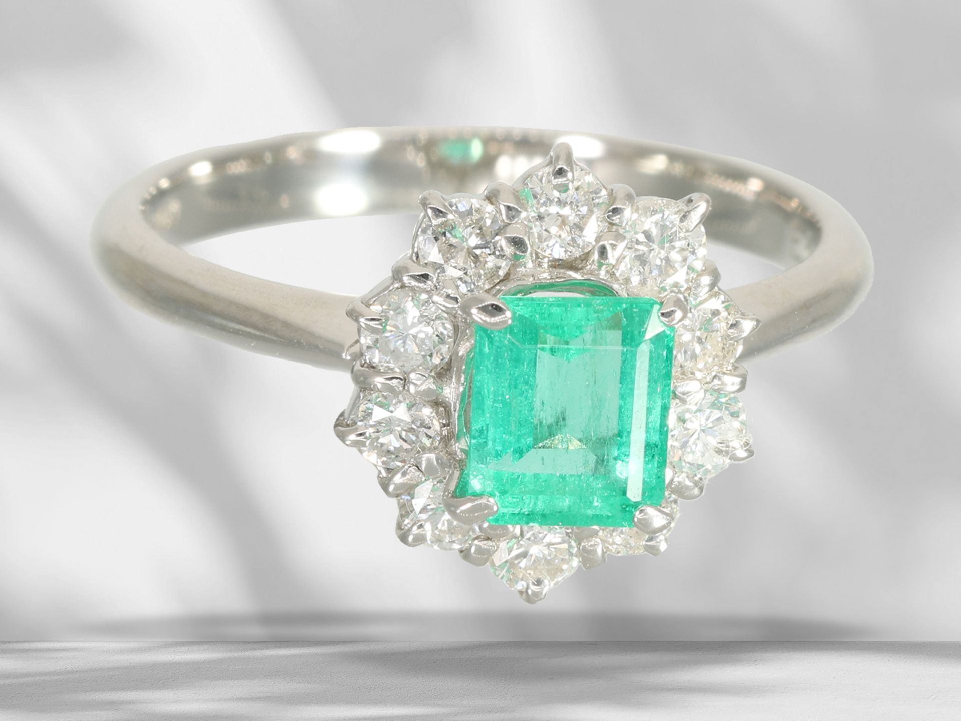 Ring: like new goldsmith ring with fine emerald and brilliant-cut diamonds, platinum - Image 2 of 4