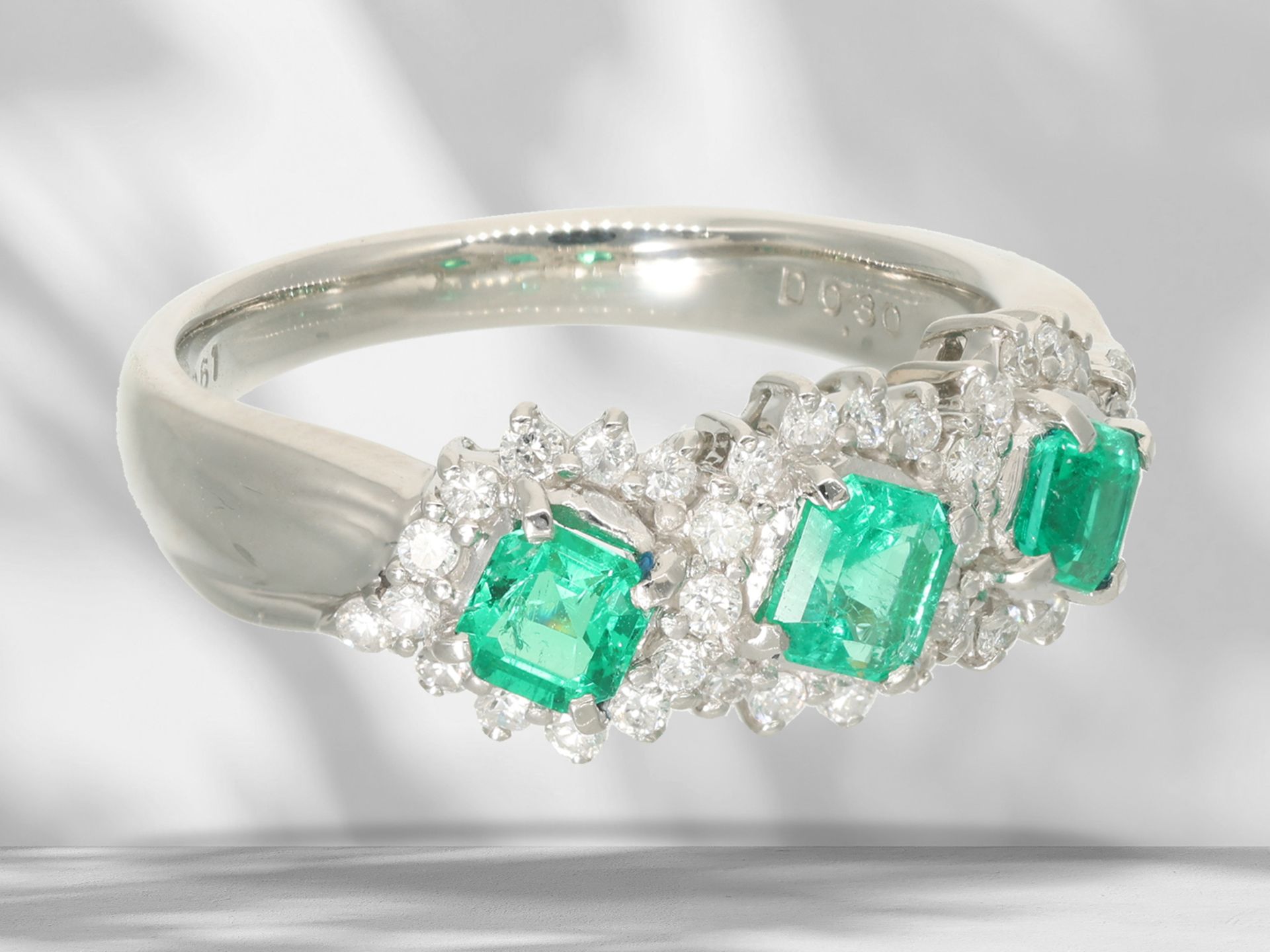 Ring: neuwertiger Platinring mit hochfeinen Smaragden und Brillanten - Bild 2 aus 5