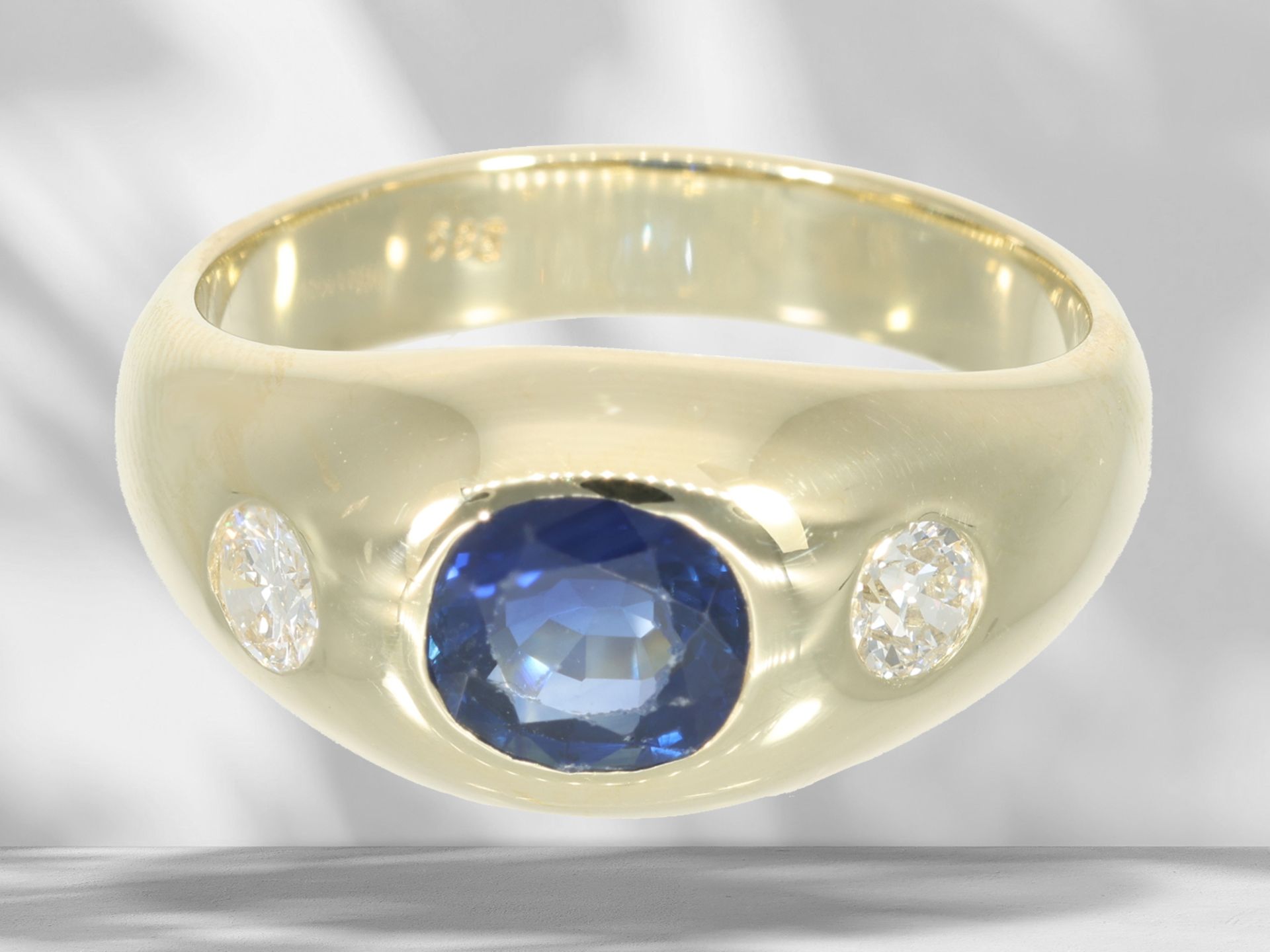 Ring: classic, solid band ring with sapphire and brilliant-cut diamonds, 14K gold - Image 3 of 5