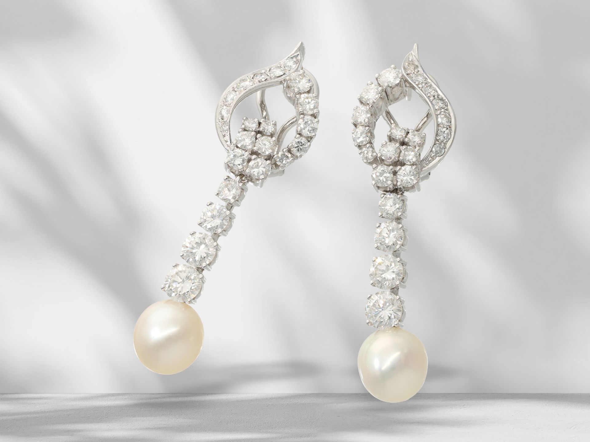 Earrings: extremely decorative, extravagant goldsmith's work with fine brilliant-cut diamonds and pe - Image 2 of 3