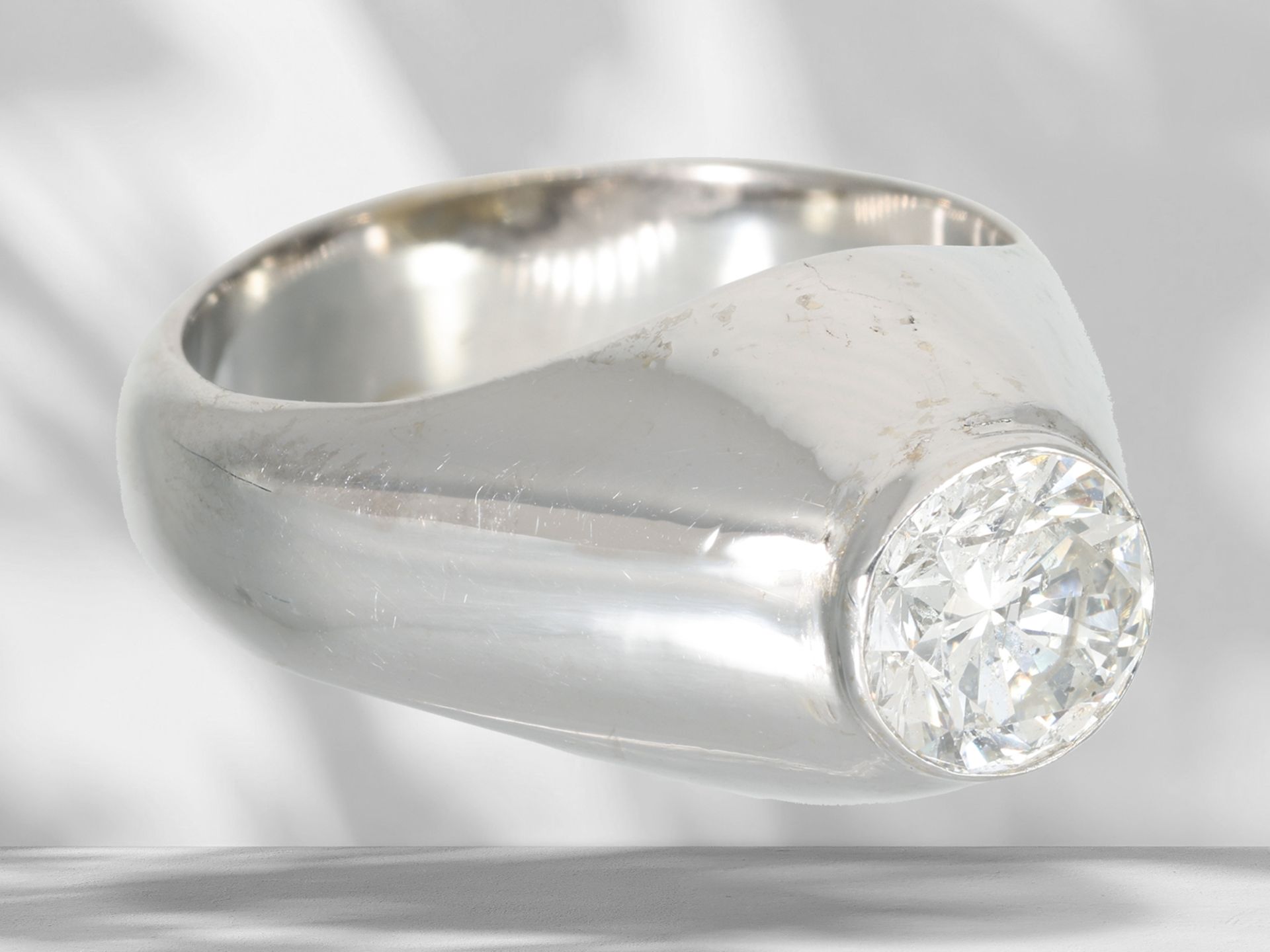 Ring: Sehr solide gefertigter Solitär-Brillant-Goldschmiedering, Brillant von ca. 1,4ct - Bild 2 aus 4