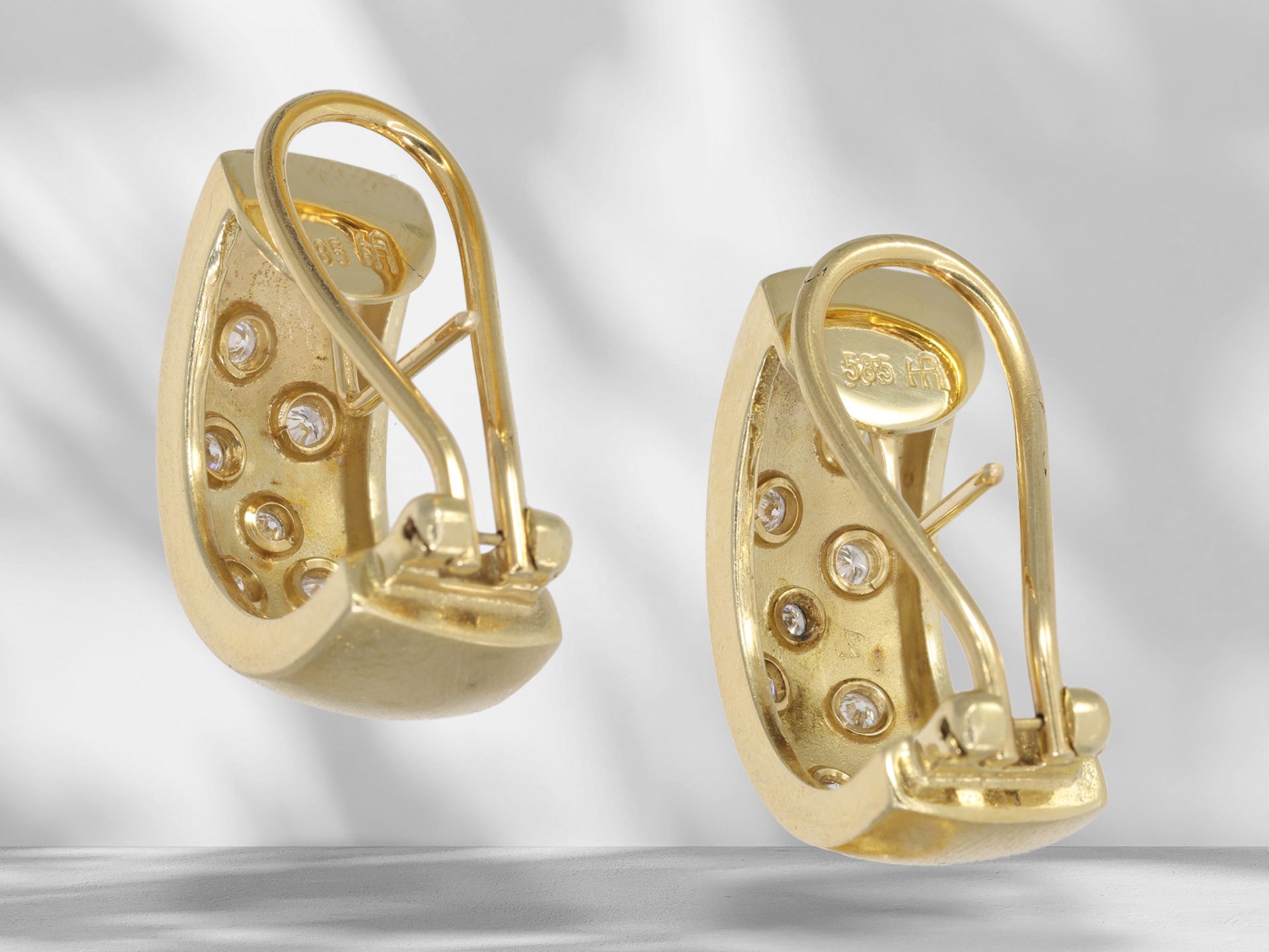 Earrings: gold, high-quality and handcrafted brilliant-cut diamond half hoops, approx. 0.5ct brillia - Image 5 of 5