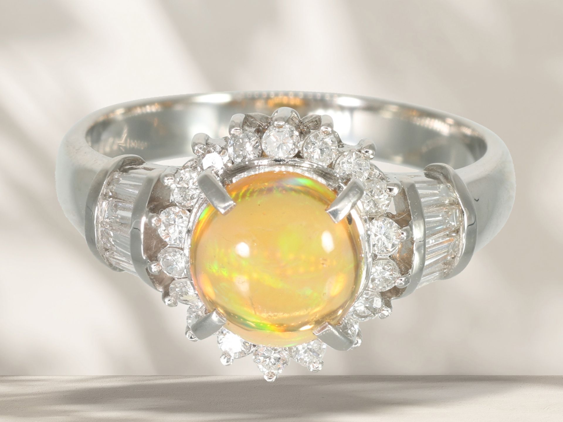 Ring: modern, like new platinum ring with fire opal and brilliant-cut diamonds - Image 2 of 5