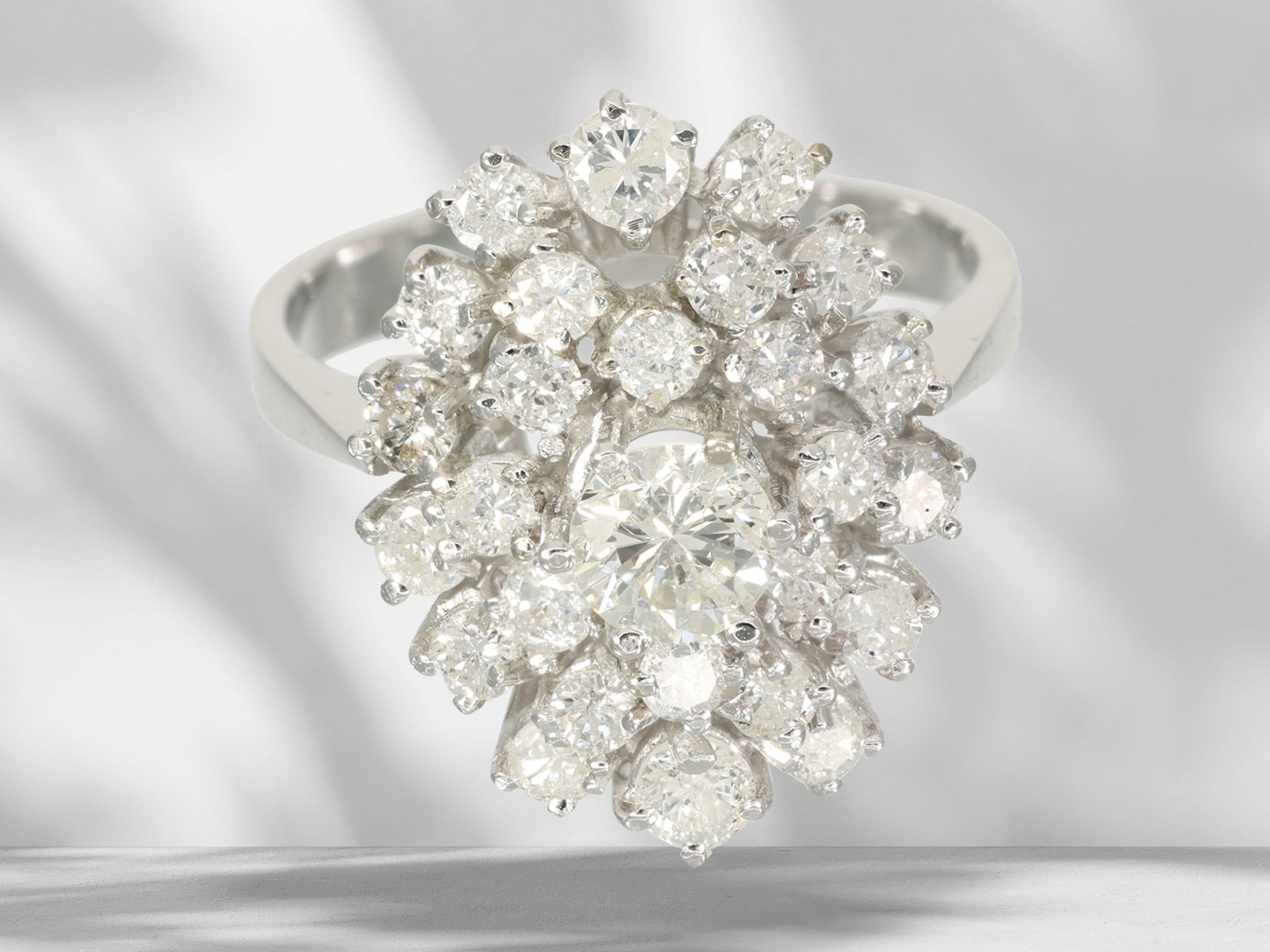 Ring: white gold, decorative vintage brilliant-cut diamond flower ring, approx. 1.8ct brilliant-cut  - Image 3 of 5
