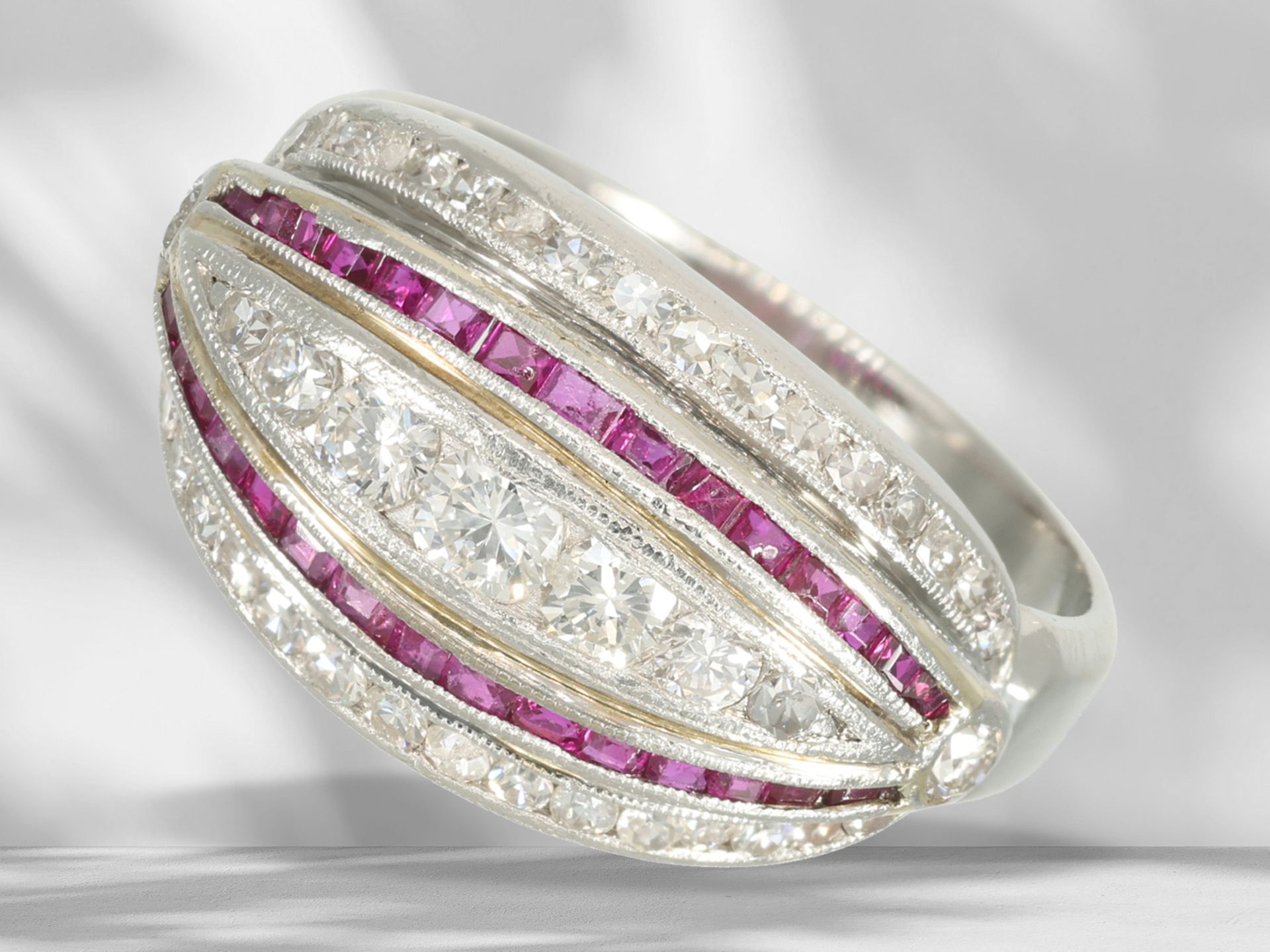Ring: hochwertiger vintage Designer-Goldschmiedering aus Platin mit Rubin und Brillant/Diamantbesatz