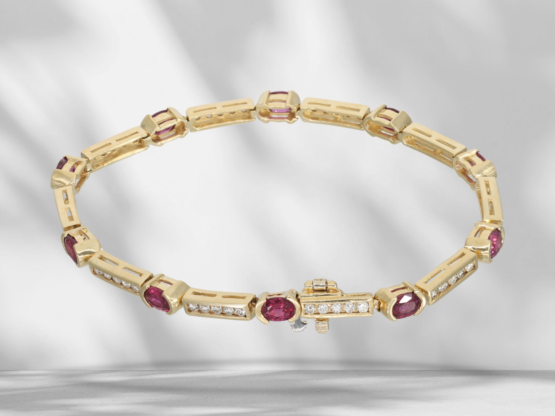 Bracelet: modern ruby/brilliant-cut diamond gold bracelet in 14K gold - Image 3 of 4