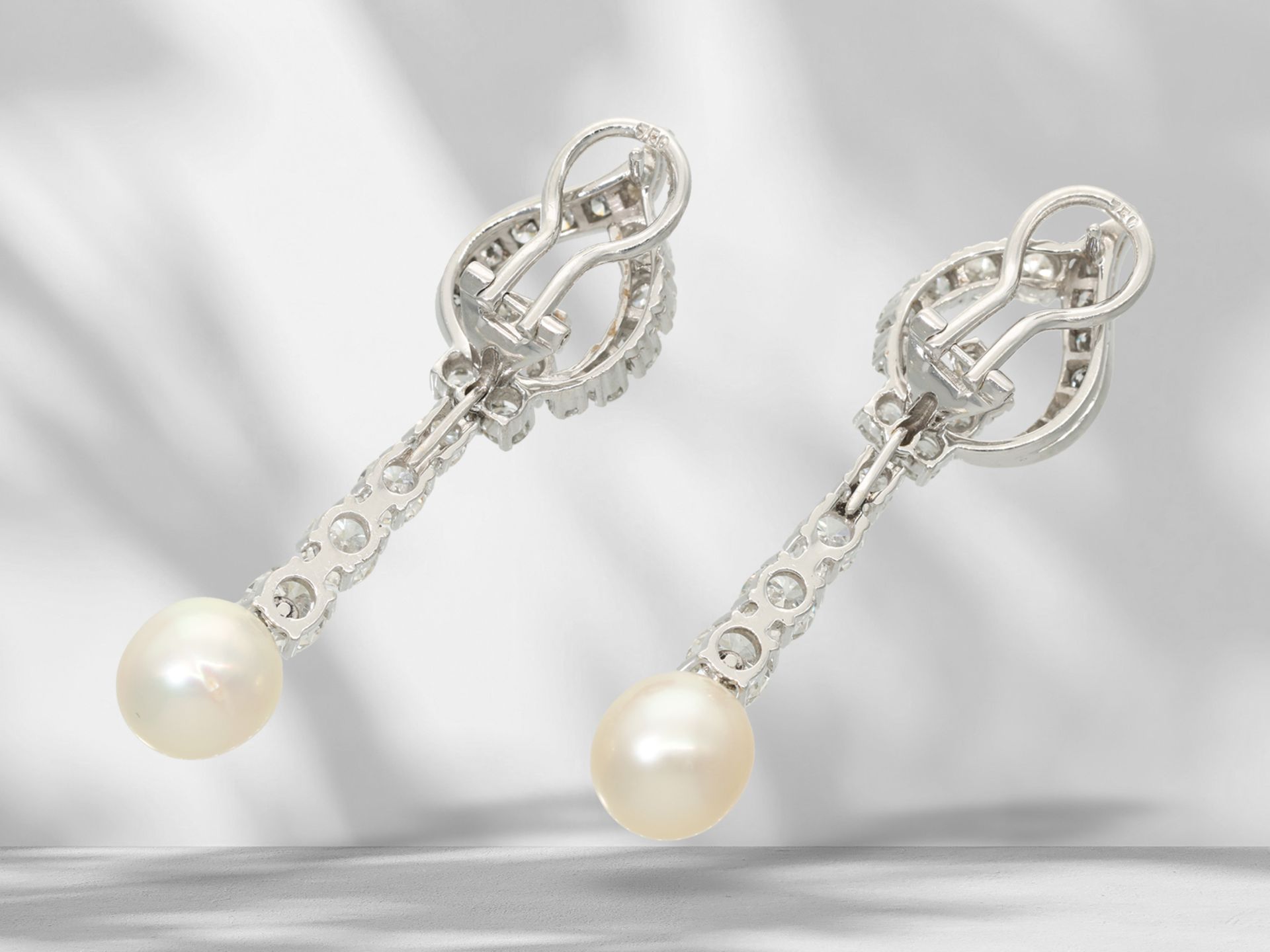 Earrings: extremely decorative, extravagant goldsmith's work with fine brilliant-cut diamonds and pe - Image 3 of 3