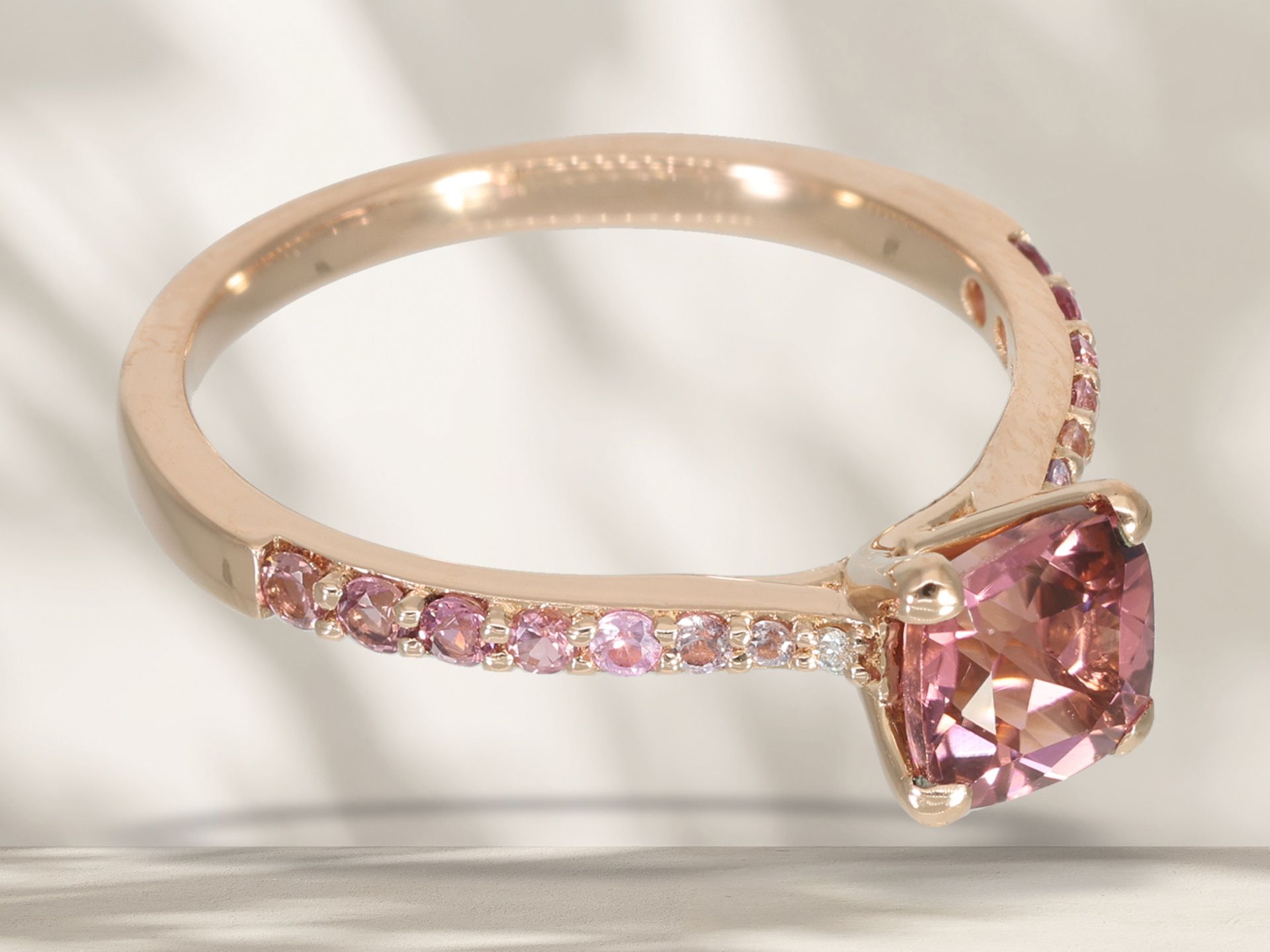 Ring: neuwertiger, feiner Goldschmiedering mit rosa Turmalinen, 18K Roségold - Bild 3 aus 4