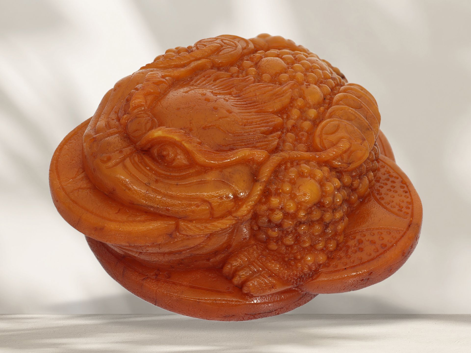 Figure/carving: Asian teak/amber carving, "Money frog/Feng Shui" motif - Image 2 of 4